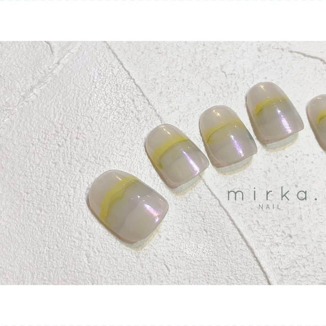 mirka. NAIL(ミルカネイル)のインスタグラム：「⁡ new !! ⁡ ⁡ #mirkanailsample ………………………………………………………… ⁡ ご予約、お問い合わせは LINE ID⇒ @mirka.nail (@含む)まで。 ⁡ ご新規様はハイライトの「ご案内」と「ご予約方法」を必ずお読みいただいてからご予約くださいますようお願いいたします。 空き状況や詳細はLINEの投稿からご確認ください。 ⁡ ⁡ ⁡ ⁡ #mirkanail#nails#nail#nailart#naildesign #ショートネイル#ネイルアート#ネイルデザイン#ネイル#大人ネイル#シンプルネイル#オフィスネイル#ニュアンスネイル#ナチュラルネイル#カジュアルネイル#ショートネイルデザイン#美甲#夏ネイル#夏ネイル2023 #プライベートサロン#プライベートネイルサロン#東京ネイルサロン#東京ネイル#江東区ネイルサロン#森下#清澄白河 ⁡」