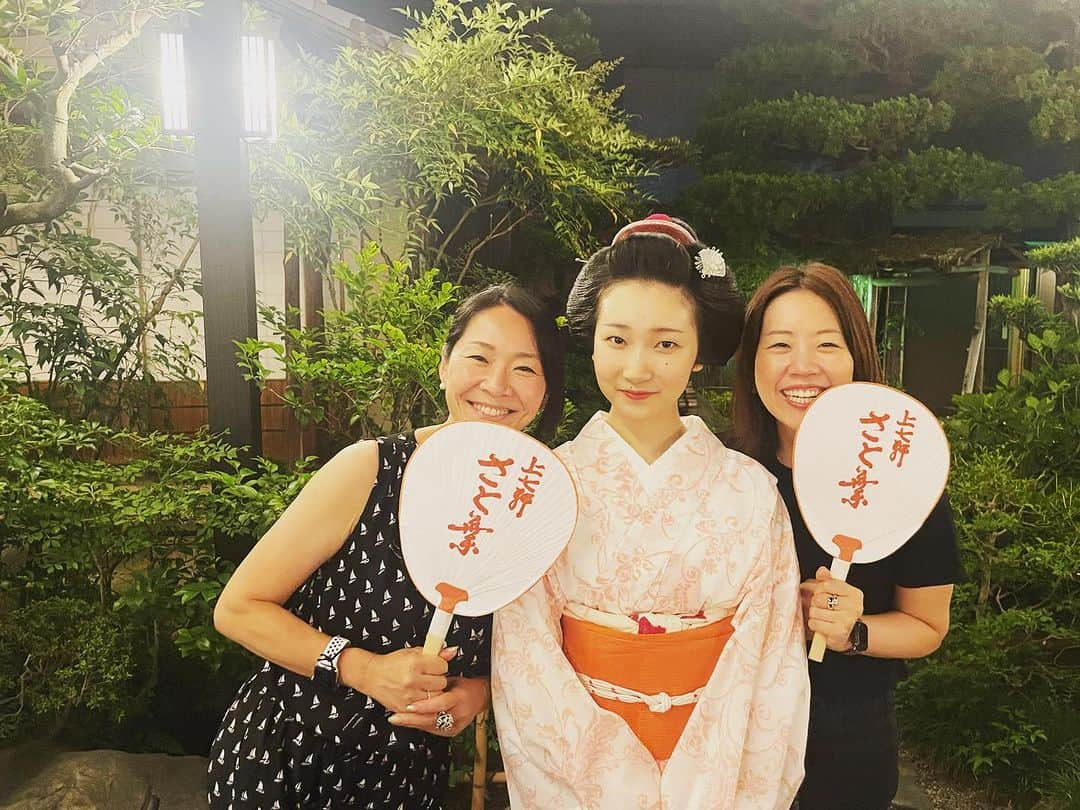 森夏子さんのインスタグラム写真 - (森夏子Instagram)「🍻 浴衣姿の芸妓さん 舞妓さん  さと葉ちゃんと記念写真✨ おおきにぃ〜♡  📍京都・上七軒歌舞会  夏の2ヶ月間限定🍻 昭和32年より続く納涼ビアガーデン  この期間は、 一見さんでも 旅の途中でも もちろんお馴染みさんも 誰でもお邪魔することができます🎵  7月1日にスタートして あっという間にあと少し。。。  期間は、令和5年9月5日(火）まで  17:30～22:00　 17:30/18:00/18:30/20:00/20:30　 入店時間を選ぶシステムです。  料金は 最初のセット(生ビール＆酒菜)　2,500円(税込)  そこからは　アラカルトで色々注文して下さい。 個人的には🍷が美味しいなぁ〜と。  詳しくはHPをご覧あれ。 予約必須です。  今夜の京都は台風のあともあってか 少し涼しい気がします。  五山の送り火  ご先祖様を静かにお送りしたいと思います。  #kyoto #kyotostyle #kyoto_style  #beergarden #geiko  #maiko  #kamishichiken  #ビアガーデン京都  #ビアガーデン  #上七軒ビアガーデン  #上七軒 #夏限定 #芸妓さん #舞妓さん #instafood #Japan #京都旅 #京都散策 #そうだ京都いこう  #大人旅 #discoverkyoto  #japan_travel  #visitkyoto」8月16日 18時47分 - natsusora72