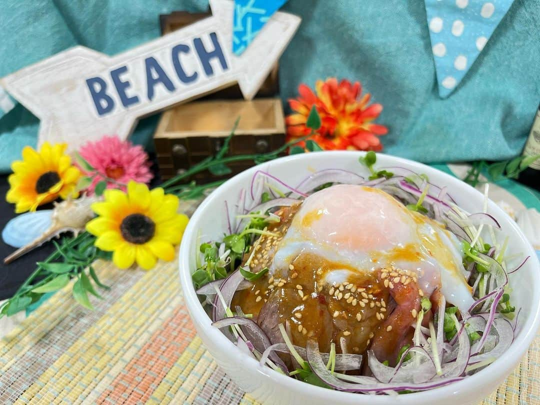 東京ベルエポック製菓調理専門学校のインスタグラム：「🍳本日の調理体験🧑‍🍳 #ローストビーフ丼  牛ロース肉をじっくり火入れ🐮🥩 鍋でのご飯の炊き方、温泉卵の作り方も学びました！ 付け合わせの玉ねぎとお肉を薄くスライスするのは 難しかったですが、見栄え良く仕上がりました👏  #東京ベルエポック製菓調理専門学校  #ベルエポック#東京ベルエポック　　 #調理師科#製菓も調理も学ぶ #皿盛り#シェフ #本格的 #料理作り記録 #料理作り #料理好きな人と繋がりたい  #お菓子作り好きな人と繋がりたい  #お菓子作り#お菓子作り記録  #お菓子も料理もどっちも好き  #製菓衛生師　#調理師免許 #調理師　#専門学校 #調理師科　#調理　 #東京都#江戸川区#西葛西 #オープンキャンパス」