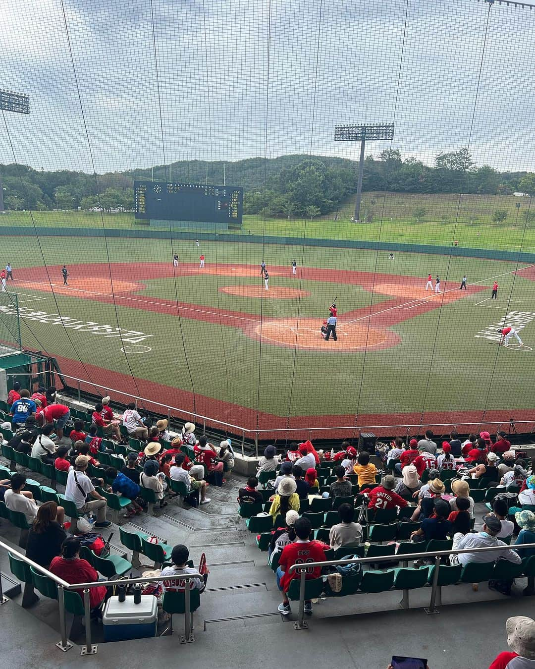 菜乃花さんのインスタグラム写真 - (菜乃花Instagram)「⚾︎ REDFES  in  三次きんさいスタジアム ⚾︎  改めまして  #REDFES ありがとうございました！  広島人ならみんな知ってる！という皆さんの中に入れてもらって、 始まるまでは正直(楽しみ)と(緊張)と(不安)と色々入り交じってましたが、皆さんとてもあたたかく、優しくしてもらって本当にもう感謝感激でした！ (世代的に雨嵐ってつけたいけど我慢)  ユニホーム付きのチケットご購入の方の特典がとっても豪華で、 OBの皆さんとのキャッチボールの時間もあり、最後に記念写真も撮りました😳すごい😳次回があったら、気になる方は是非早めにチェックしてみて下さいね☝🏻💕︎  トークショーや質問コーナーなど色々しつつ、 3回までのミニゲームを相手を変えながらいくつかしたのですが……  試合をベンチから見るだけでも興奮なのに！ みんな打ったらベンチにいえーい！ってしてくれて！ しかも点入れて帰ってきたらみんなハイタッチしてくれて！ わたし試合中は応援しかしてないのですが…… チームメイト扱いしてくれてすっっっごく楽しかったです！  チームの皆さんもとても愉快で、 達川さんに打ってこいと言われたり、 大野さんにも最後代打だよと言われたり、 山根さんには最後投げてきなよと言われたり、  そしてまさかのJリーグのレジェンド佐藤寿人さんがグローブ持ってそそくさと守備行ってたり。ピッチャーの皆さんが色んなところ守備してたり、中々見れないものが見れて面白かったです！🤣  今回のイベントは第1回ということもあり、色々と新しい試みだった為、皆さんに楽しんでもらいたい一心で色々な企画をして下さり、それ故にサイン会などの時間が前後してお待たせしてしまったりご迷惑をおかけした方もおられるかと思います。誠に申し訳ございません。  それでもたくさんの方が集まってくださり、 たくさん応援の声をかけてくださり、 皆さんのお陰で最後まで本当に楽しかったです！  ご来場頂いた皆さん、 あたたかく見守って下さり本当にありがとうございました！✨  また次があるとしたら、皆さんに甘えることのないようしっかり準備して挑みたいと思いますので引き続きどうぞよろしくお願い致します！✨  広島ならではの楽しいイベントでした！ ご意見、ご感想、お待ちしてますので、 @asford2023 をつけてストーリーや投稿あげて頂けると嬉しいです！  野球はいよいよシーズンもラストスパートになってきました！ 広島はたくさんスポーツチームがあるので応援が楽しいですね☺️  引き続きカープの応援も楽しみましょう🎏❤️‍🔥」8月16日 18時43分 - nanoka0707