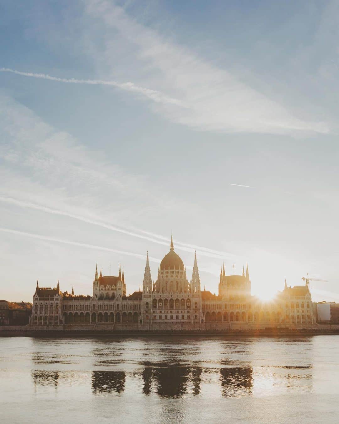 Putri Anindyaのインスタグラム：「Országház //  One of the most incredible building I’ve ever seen. Hungarian Parliament Building or also known as Parliament of Budapest stood at the Pest side of the city, on the eastern bank of Danube river. Best spot to shoot this place is here, across the river. This one shoot at sunrise that perfectly placed on this magnificent architecture.   have you been to Budapest before? Or would you visit Budapest?」