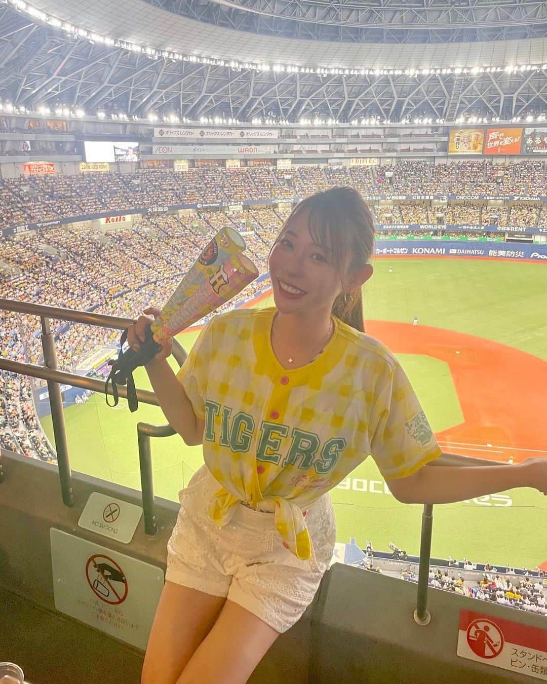 karen okajimaのインスタグラム：「京セラドームのビスタルーム⚾️💓  野球観戦してきたっ⚾️🌟✊🏻 お部屋も広くて涼しいし過ごしやすかった🫶  スポーツ観戦好きだけど、自分でチケットの とり方は分からないので誘ってください🤣✨笑  阪神勝って良かったー👏👏💕  #京セラドーム #ビスタルーム #野球観戦 #阪神タイガース #トラコ」