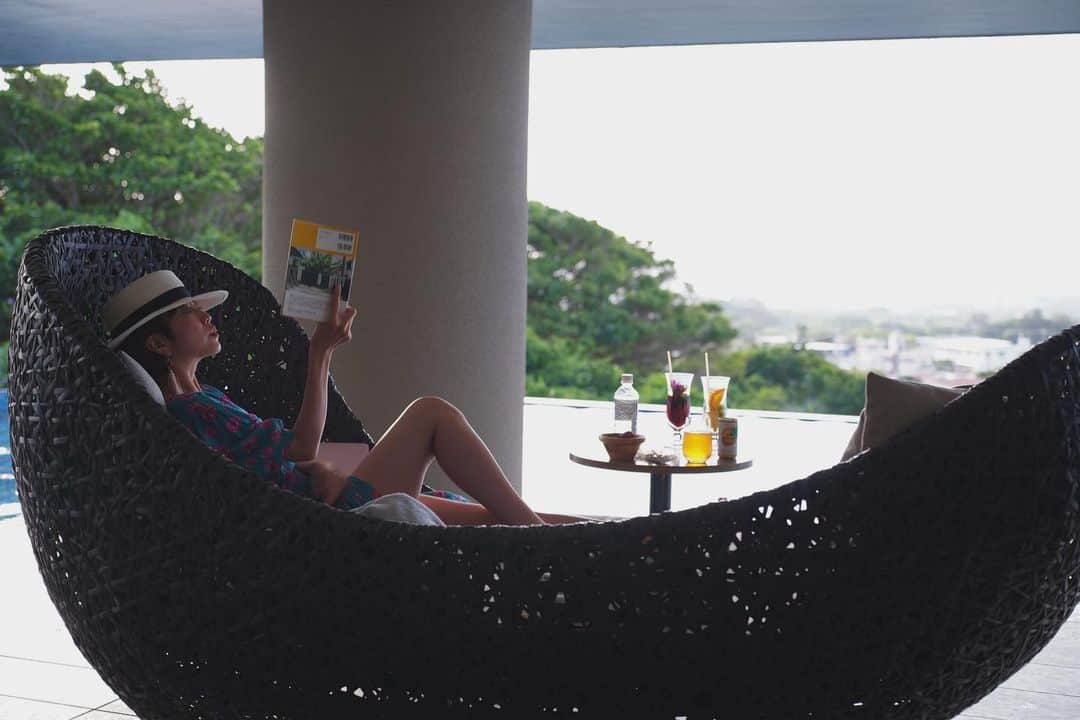 渡辺由布子さんのインスタグラム写真 - (渡辺由布子Instagram)「🌺🍹🫧  都心が梅雨入りする頃、 沖縄・読谷でひと足お先に夏の到来を感じた 「グランディスタイル 沖縄読谷 ホテル＆リゾート」2泊3日。  取材記事が公開されました。  開業当初は年齢制限を設けた“Adult only”のホテルだったということもあり、落ち着いた滞在を約束してくれる、大人のためのスモールラグジュアリーリゾート。  今年3月にリニューアルしたフリーフローでは、ワインやカクテルの他に、40種類以上もの沖縄泡盛銘柄をラインナップ。 泡盛を通じて沖縄の島を巡るように飲み比べできます🤤  掲載された写真はほんの一部ですが、切り取りたいシーンがたくさん。 次の沖縄ステイにオススメ♡  #沖縄旅行 #沖縄ホテル #グランディスタイル沖縄読谷ホテルアンドリゾート #ホテルステイ #ホテル滞在記 #ホテル好きな人と繋がりたい #glamdaystyle #infinitypool #shortvacay #staycation #TravelWriter #トラベルライター #ホテルジャーナリスト   💻 @kirei_note  「40種類の泡盛に出会える、大人のためのホテルステイ」 https://kireinotes.com/60420-2/  🏷 GLAMDAY STYLE 沖縄読谷 ホテル＆リゾート 📍 @glamdaystyle_hotel_and_resort  🗾 #Okinawa (#沖縄 ) #Yomitan (#読谷 ) 🌏 #🇯🇵 #JAPAN (#日本 ) 📅 2023.06」8月16日 18時45分 - watanabe_yuko
