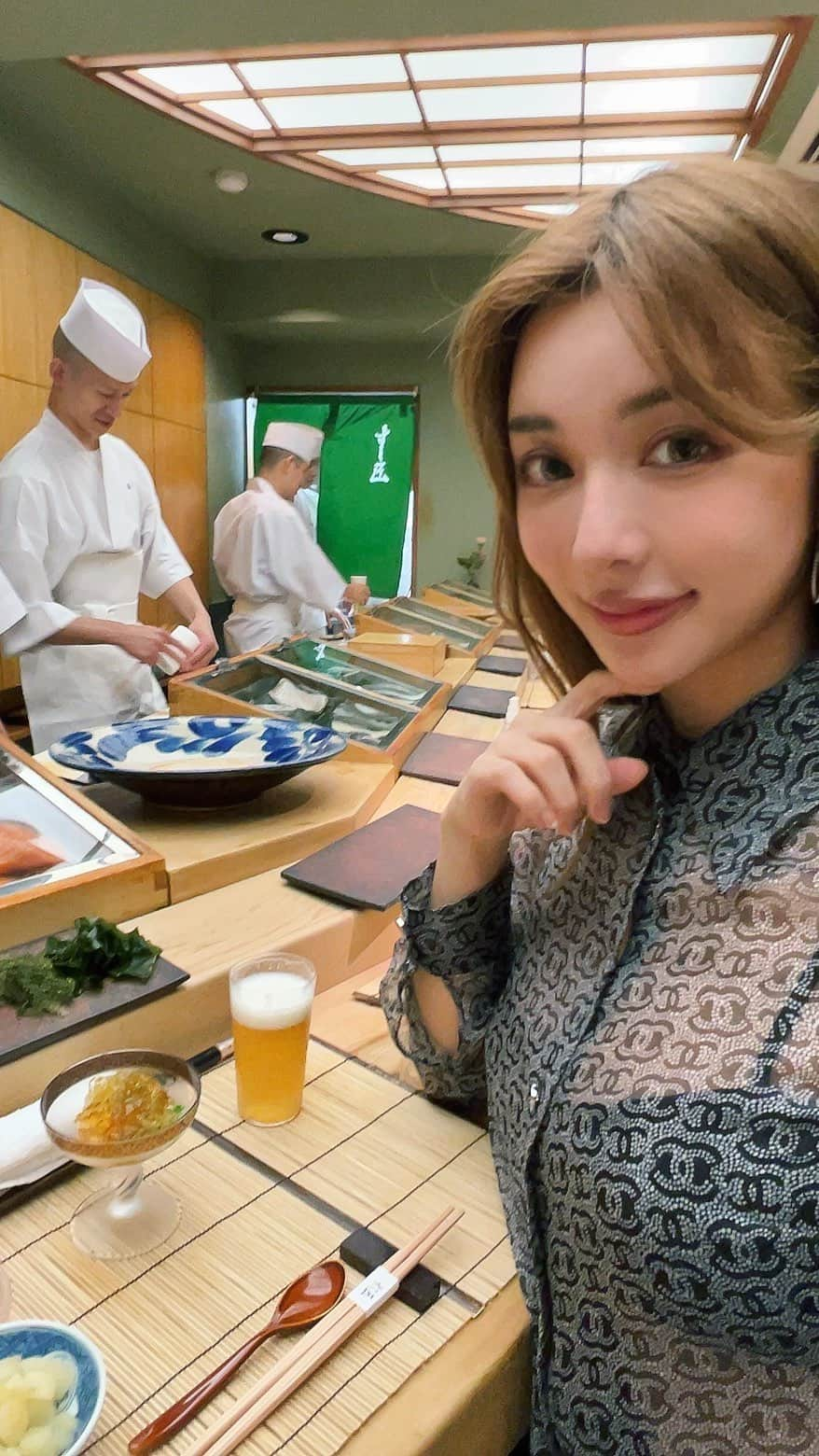 濱野りれのインスタグラム：「【SushiSho】in Tokyo The typical sushi restaurant atmosphere. A place with many regular customers. This is my favorite point But it's super cool that they're expanding overseas to Hawaii! We can enjoy different goodness at both Hawaii and Tokyo store😍  大好きな"すし匠"四ツ谷！ 昔ながらのお店の雰囲気とか、常連さんが多いところとか好き。なのにハワイで海外進出してイケイケなとこも好き！  けいたくんが毎回お洋服突っ込んでくれるラフさも最高です！次の予約は一年後だったよん🥹  #sushisho #sushishotokyo  #yotsuya #sushi #sushitime #tokyoeats #tokyogourmet #gourmet #gourmetfood #foodie #foodielife #tokyofoodie #gastronome #すし匠 #すし匠四ツ谷 #寿司 #鮨　#東京グルメ #グルメ #四ツ谷グルメ #新宿グルメ」