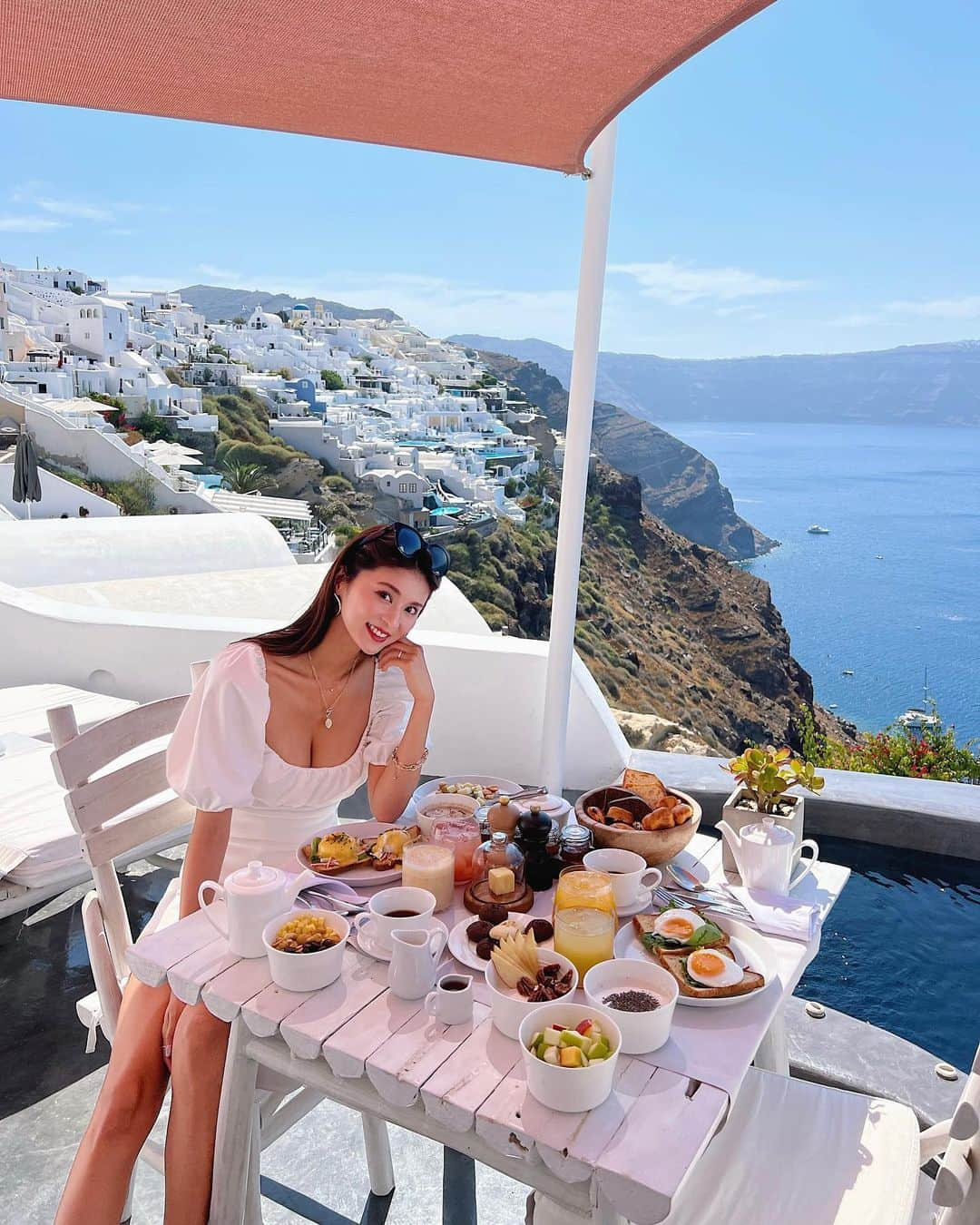 東野佑美のインスタグラム：「📍Santorini Island 大好きなサントリーニ🕊️💙  幸せ朝ご飯🥞🍳🍓🥣🤍」