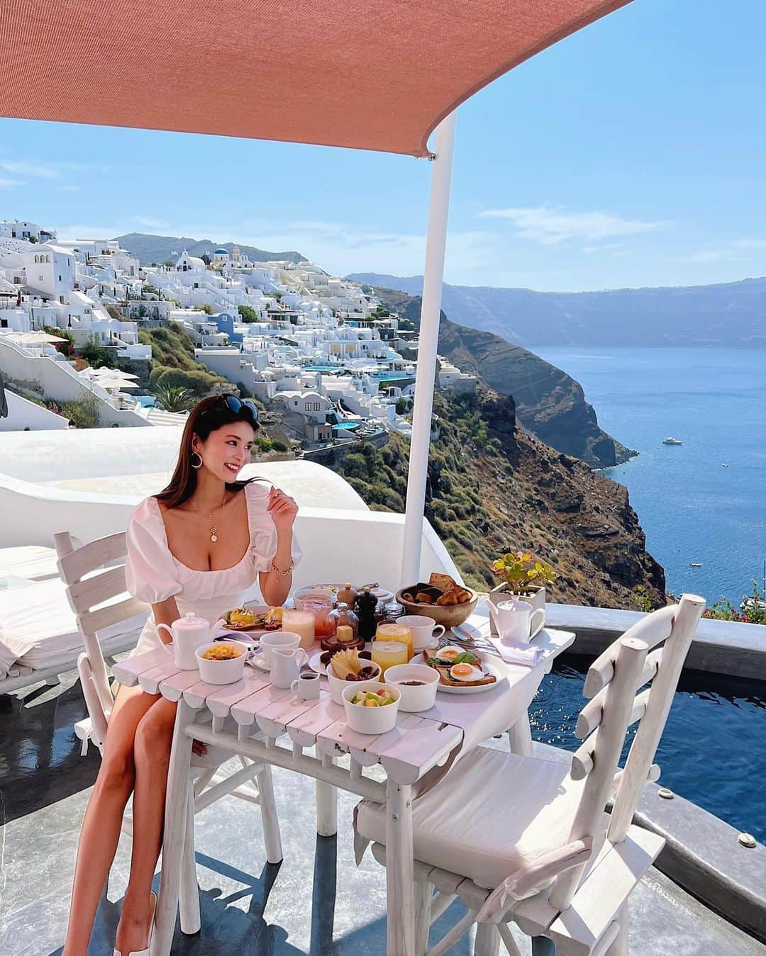 東野佑美さんのインスタグラム写真 - (東野佑美Instagram)「📍Santorini Island 大好きなサントリーニ🕊️💙  幸せ朝ご飯🥞🍳🍓🥣🤍」8月16日 18時54分 - yumi.higashino