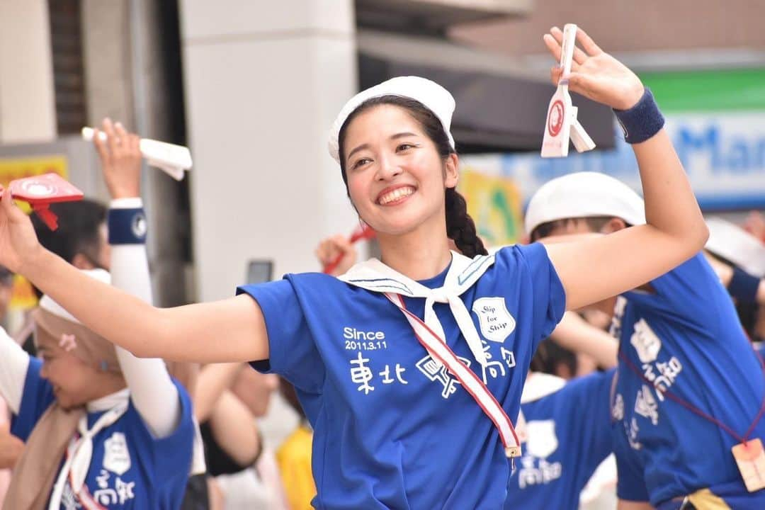 山下耀子のインスタグラム：「第70回よさこい祭り  台風で開催が危ぶまれましたが、なんとか２日間踊り切ることができました☺️  まずは実行委員会の皆様、また競演場、演舞場を守ってくださった皆様本当にありがとうございます。  そして天気が怪しい中、よさこいを見にきてくださった皆様もありがとうございました！うちわでたくさん仰いでいただきとても勇気付けられました☺️💗  そしてそして今年にぎわいボニートで共に進んだ皆様、参加してくださって一緒ににぎわいボニートを作り上げてくださりありがとうございました！  今年は特に各所とても心強いチームになってたかと思います…！！！ 地方班、フラフ班の頼もしさたるや…！  踊り子を率いてくれたなぶらの後輩ちゃんたちもお疲れ様でした！踊り子の笑顔はなぶらのみんなの賜物です✨  そして全国各地から不安ながらも参加してくださった、各チームの皆様！華を添えてくださってありがとうございます！ 年に一度会えるのがよさこいの醍醐味ですね☺️💗 また皆様と来年もお会いできること楽しみにしております！  最後に今回ご協賛をいただきました企業やお店また個人の皆様本当にありがとうございます。おかげさまで暑い夏にすることができました。  また次のごきげんなにぎわいに向けて  （素敵なカメラマンの皆様に撮っていただいた写真でした☺️）  #四国 #四国観光 #四国旅行 #高知旅行 #高知県 #高知観光 #高知県観光  #高知旅 #高知県観光特使 #高知家  #高知市 #kochiselect #kochi #国内旅行 #旅行  #よさこい #第70回よさこい祭り  #よさこい祭り #よさこい祭り2023」