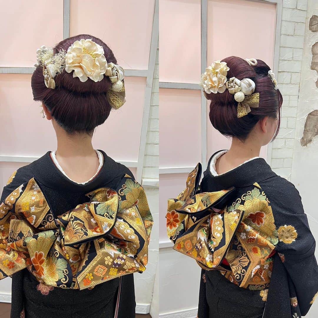 京都ヘアセット&着付け専門サロン夢館(ゆめやかた) さんのインスタグラム写真 - (京都ヘアセット&着付け専門サロン夢館(ゆめやかた) Instagram)「こんにちは、夢館です🌻  前撮りヘアのご紹介です♪  1枚目　『日本髪』 はんなりと古典的で可愛らしい伝統的なスタイルです。  2枚目 『シニヨン』 耳上からボリュームのあるシニヨンです。可愛らしい印象になります。  3枚目 『シニヨン』 2枚目よりも落ち着いた印象のシニヨンです。大人っぽい雰囲気がお好きな方は下めのシニヨンがおすすめですよ。  4枚目 『外はねワンカール』 ボブやショートの方におすすめのスタイルです。シンプルですが、髪飾りで華やかになります♪  5枚目 『カールアップ』 ボリューミーなスタイルで華やかなお振袖にぴったりです。  お気に入りの1枚は見つかりましたか？  ご予約お待ちしております🎐  #夢館 #着物レンタル夢館 #ヘアセット #京都セットサロン #京都着物レンタル #振袖ヘア #前撮りヘア #京都前撮り #シニヨン #カールアップ #日本髪 #ダウンスタイル」8月16日 18時47分 - yumeyakatabeauty
