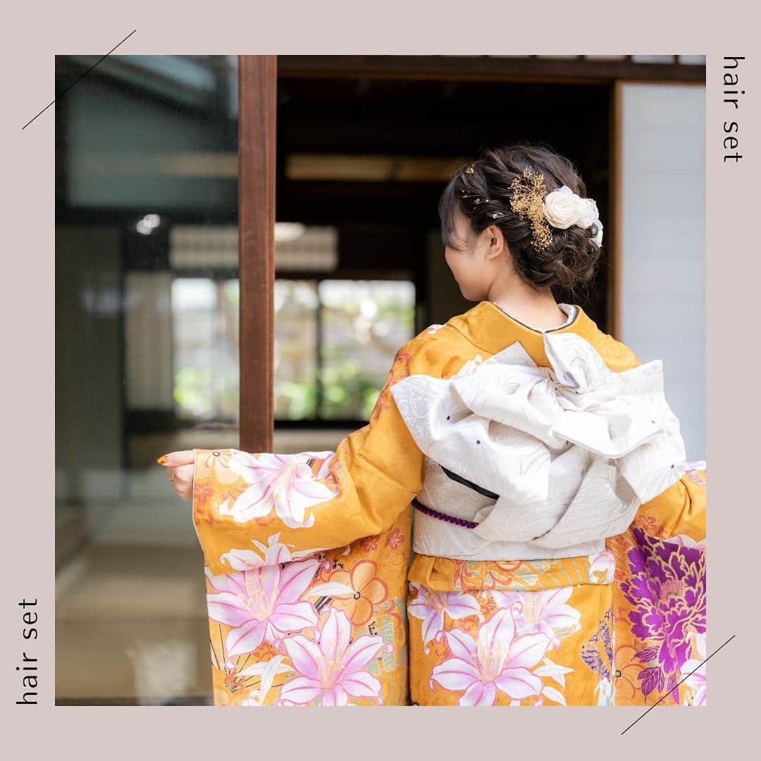 京都ヘアセット&着付け専門サロン夢館(ゆめやかた) のインスタグラム：「こんにちは、夢館です🌻  前撮りヘアのご紹介です♪  1枚目　『日本髪』 はんなりと古典的で可愛らしい伝統的なスタイルです。  2枚目 『シニヨン』 耳上からボリュームのあるシニヨンです。可愛らしい印象になります。  3枚目 『シニヨン』 2枚目よりも落ち着いた印象のシニヨンです。大人っぽい雰囲気がお好きな方は下めのシニヨンがおすすめですよ。  4枚目 『外はねワンカール』 ボブやショートの方におすすめのスタイルです。シンプルですが、髪飾りで華やかになります♪  5枚目 『カールアップ』 ボリューミーなスタイルで華やかなお振袖にぴったりです。  お気に入りの1枚は見つかりましたか？  ご予約お待ちしております🎐  #夢館 #着物レンタル夢館 #ヘアセット #京都セットサロン #京都着物レンタル #振袖ヘア #前撮りヘア #京都前撮り #シニヨン #カールアップ #日本髪 #ダウンスタイル」