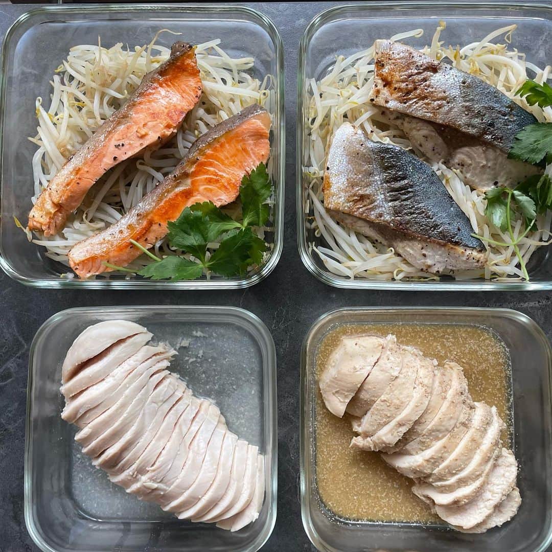松本翔さんのインスタグラム写真 - (松本翔Instagram)「今週の作り置き。  ⁡ 今日もお疲れさまでしたー🥵 ⁡ 投稿が水曜日になっちゃったけど 今週の作り置きは土曜から 明日ぐらいで食べ終わります。 ⁡ お世話になっている 鈴廣かまぼこさん @suzuhirokamaboko  から届いたかまぼこを使って 魚がより中心の今週🐟 ⁡ 塩レモン鶏ハムは サラダや副菜としては美味しいけど ご飯と食べるには合わなかった🤔 白ごま鶏ハムはおすすめ𓐐𓊤𓌉 ⁡ ✎𓂃 8月16日の作り置き𓂃𓂃𓂃𓂃𓂃𓂃 ⁡ ༶ハマチの塩焼き ༶トラウトサーモンの塩焼き ༶塩レモン鶏ハム ༶白ごま鶏ハム ༶塩きのこミックス ༶アスパラとかにかま炒め ༶かにかまときゅうりとわかめの酢の物 ༶甘長とうがらしとかまぼこの炒め物 ༶ひじきの煮物 ༶蓮根ときゅうりのきんぴら ༶ミニトマト ⁡ #松本食堂 #作り置き #つくりおき #作り置きレシピ #おうちごはん #一人暮らし #一人暮らしごはん  #今日のごはん #毎日ごはん #男子ごはん #自炊  #アスリート飯 #アスリートフード #アスリートご飯 #塩焼き #焼き魚 #鶏むね肉 #きんぴら #和食 #滋賀 #草津 #japanesefood #athletefood」8月16日 18時48分 - matsumotosho444