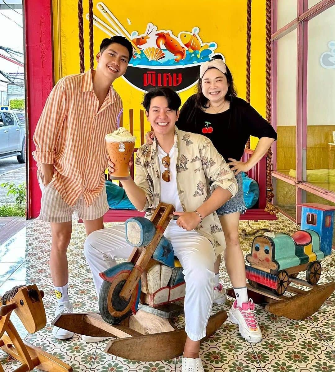 アイス・サランユーさんのインスタグラム写真 - (アイス・サランユーInstagram)「Wandering Around in Old town Phuket for 4 hours Be like... กะว่าจะตะเวน กิน เช้าจรดดึก ทั้งวันในภูเก็ตวันนี้ งานเข้า ต้องบินกลับไปซิงอะซอง🎤คืนนี้ เหลือเวลา 4 ชม ถ้วน!!  เริ่มที่ ขับรถ มาจากพังงา มุ่งหน้าไป กินชายักษ์ ที่ @piset_restaurant_phuket ไหนๆก็ไหนๆมาถึง พิเศษแล้ว ก็ต้องจัด ปูดำไข่นึ่ง+MaMa Cheese+จักจั่นทะเลทอด ไปด้วยเลย    แวะเดินย่อย เมืองเก่านิดดดด!! แล้วไป ต่อที่ @dayandnightphuket พลาดไม่ได้กับ Dirty Coffee ที่ศรัณยู เลิฟฝุด🩶และ Croissant ที่ส่งตรงจาก @jamesboulangerie    Ok แฮฟปรี้ 4 ชม กลับไปทำงานได้  ขอบคุณ พี่แพรว พี่รุจ พี่ปอง ที่ Take care ศรัณยู อย่างดี ครับ ปล พรุ่งนี้ พบกันใหม่ 😄🤟😄 #pisetphuket #dayandnightphuket #เที่ยวทั่วไทยกับไอซ์ศรัณยู」8月16日 18時49分 - icesarunyu