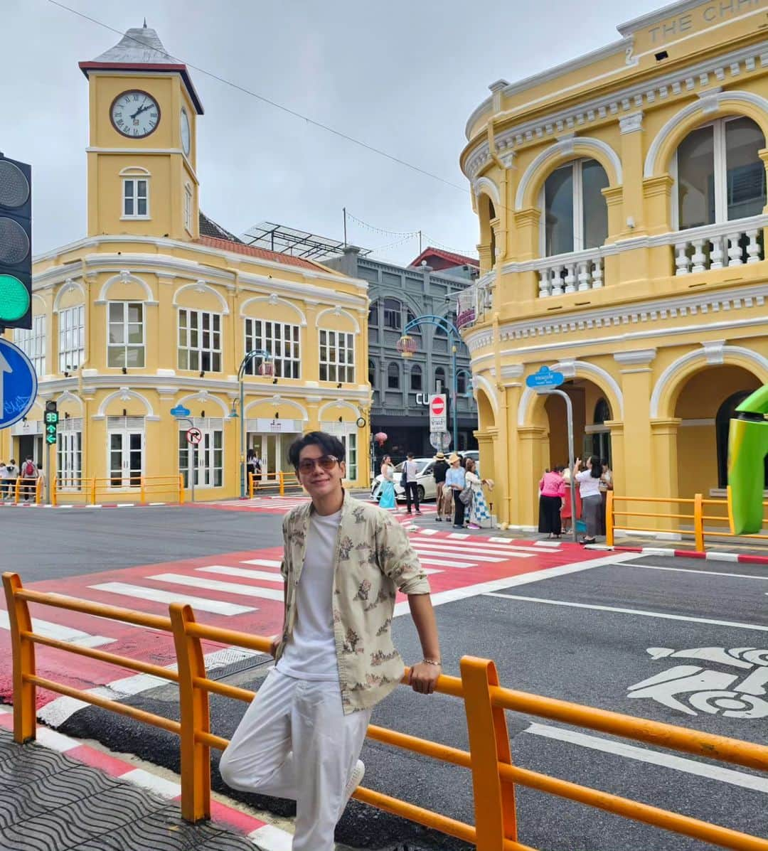 アイス・サランユーさんのインスタグラム写真 - (アイス・サランユーInstagram)「Wandering Around in Old town Phuket for 4 hours Be like... กะว่าจะตะเวน กิน เช้าจรดดึก ทั้งวันในภูเก็ตวันนี้ งานเข้า ต้องบินกลับไปซิงอะซอง🎤คืนนี้ เหลือเวลา 4 ชม ถ้วน!!  เริ่มที่ ขับรถ มาจากพังงา มุ่งหน้าไป กินชายักษ์ ที่ @piset_restaurant_phuket ไหนๆก็ไหนๆมาถึง พิเศษแล้ว ก็ต้องจัด ปูดำไข่นึ่ง+MaMa Cheese+จักจั่นทะเลทอด ไปด้วยเลย    แวะเดินย่อย เมืองเก่านิดดดด!! แล้วไป ต่อที่ @dayandnightphuket พลาดไม่ได้กับ Dirty Coffee ที่ศรัณยู เลิฟฝุด🩶และ Croissant ที่ส่งตรงจาก @jamesboulangerie    Ok แฮฟปรี้ 4 ชม กลับไปทำงานได้  ขอบคุณ พี่แพรว พี่รุจ พี่ปอง ที่ Take care ศรัณยู อย่างดี ครับ ปล พรุ่งนี้ พบกันใหม่ 😄🤟😄 #pisetphuket #dayandnightphuket #เที่ยวทั่วไทยกับไอซ์ศรัณยู」8月16日 18時49分 - icesarunyu