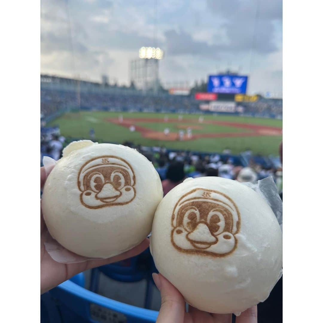 川崎琴之さんのインスタグラム写真 - (川崎琴之Instagram)「昨日はぱりさと神宮へ⚾️  この肉まん可愛いしボリュームあって美味しかった🫶 ・ ・ #ヤクルトスワローズ #ヤクルト #野球 #野球女子 #ユニフォーム女子 #神宮球場 #スワローズ #⚾ #yakult #yakultswallows #baseball #model #actress #actor #photography #photo #pleasefollowme #good #instagood #instalikes」8月16日 18時50分 - kotono_0406