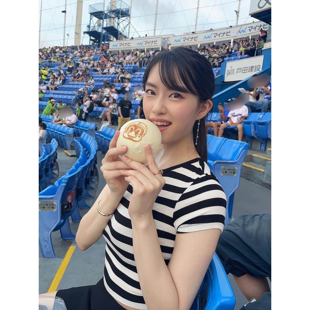 川崎琴之のインスタグラム：「昨日はぱりさと神宮へ⚾️  この肉まん可愛いしボリュームあって美味しかった🫶 ・ ・ #ヤクルトスワローズ #ヤクルト #野球 #野球女子 #ユニフォーム女子 #神宮球場 #スワローズ #⚾ #yakult #yakultswallows #baseball #model #actress #actor #photography #photo #pleasefollowme #good #instagood #instalikes」