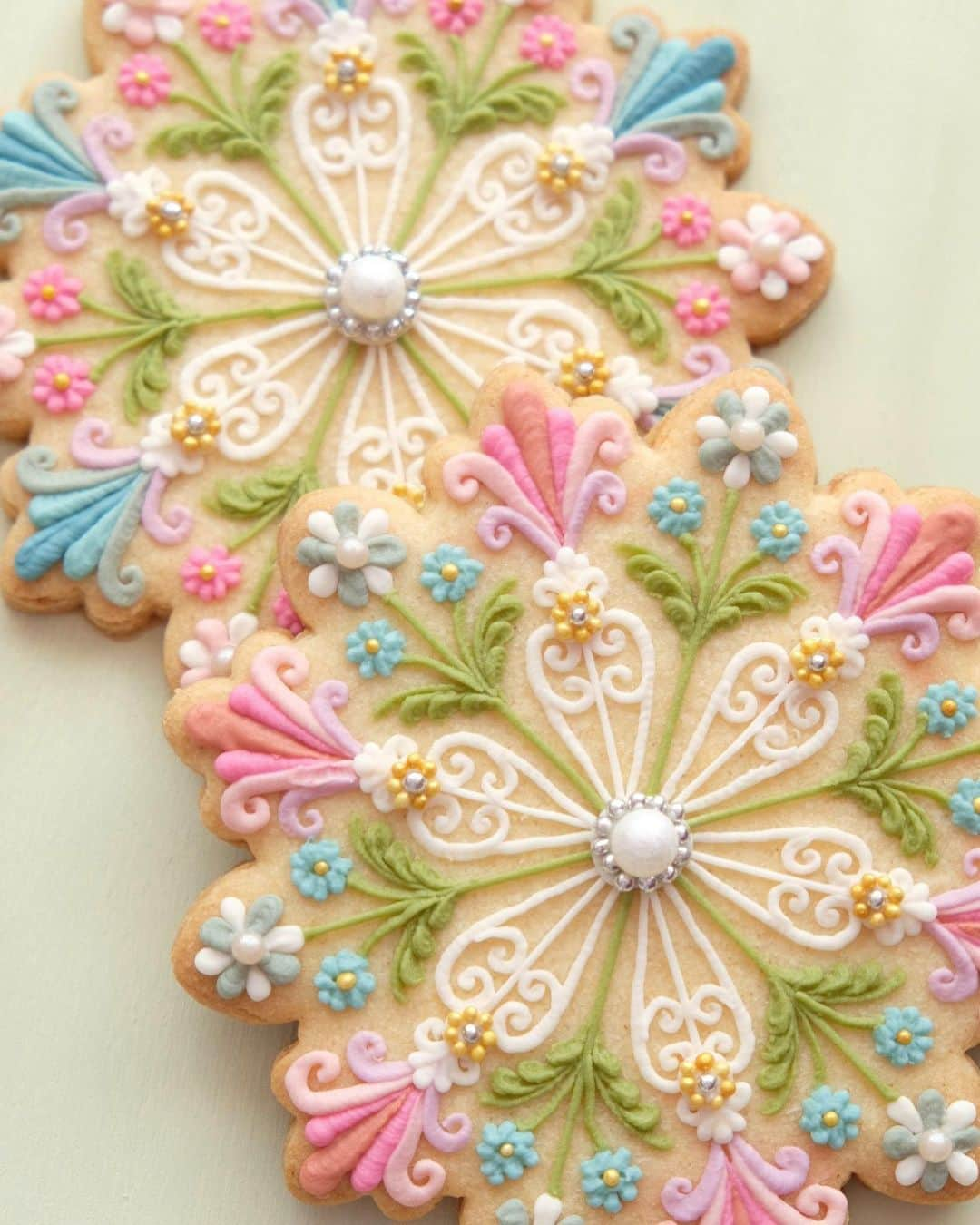 KUNIKAのインスタグラム：「Flower doily cookies 🌸🌸🌸  #artofkunika」