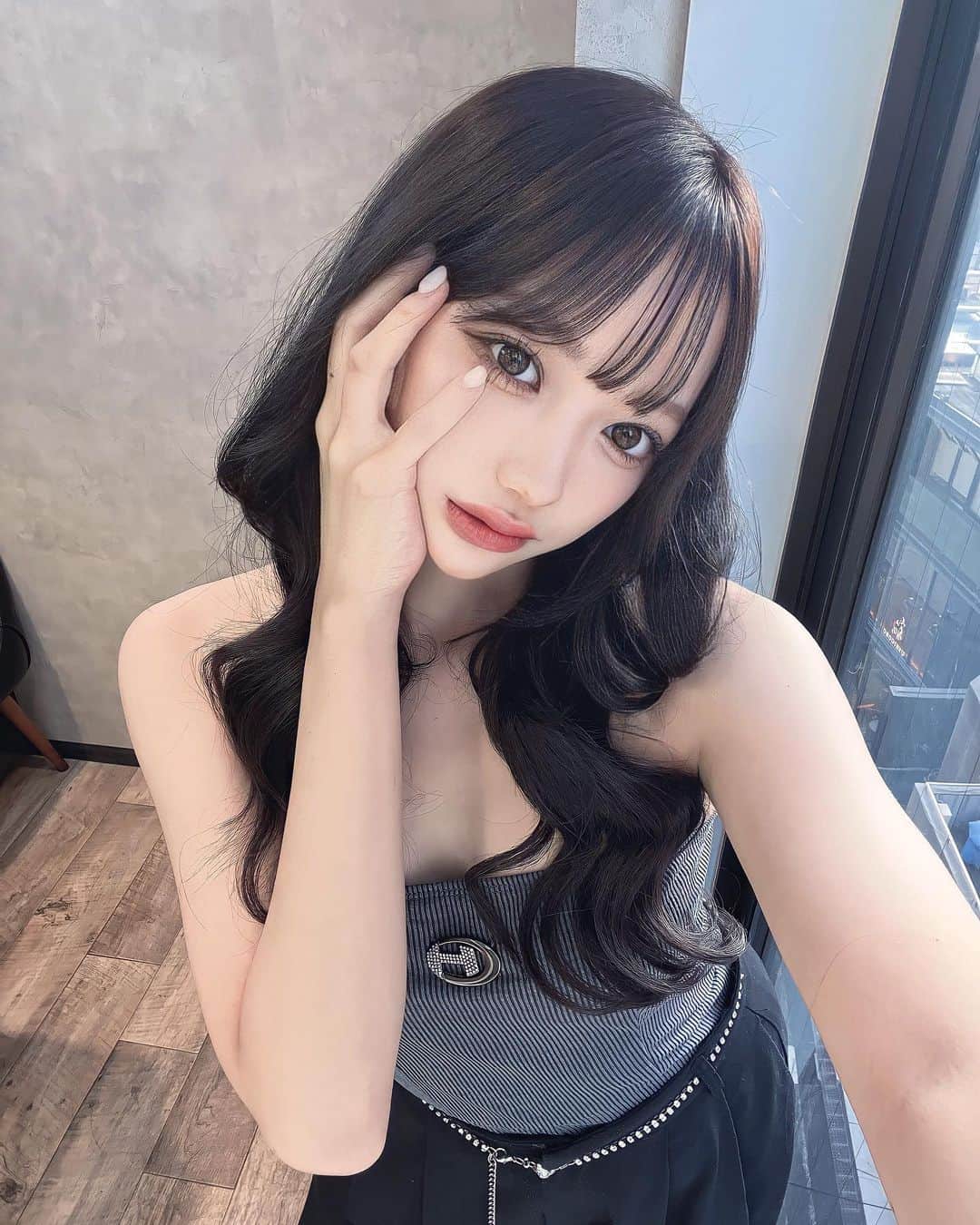 のインスタグラム：「髪暗くしてエクステつけてもらった⛓🖤  なんか個人的に髪色暗い方が盛れる気がするんだけど皆的にはどう？？？  いつも @arna_gram さんにお願いしてる!!あまみ〜さんの所通い始めてもう1年以上経ってるらしくてびっくり💫  ⁡いつも可愛くしてくれてありがとうございます🥹 ⁡ ⁡ ⁡ ⁡ ⁡ ⁡ ⁡ #エクステ #グレージュ #韓国メイク#fashion #portrait #selfie #随手拍 #網美 #셀카 #패션 #데이트」