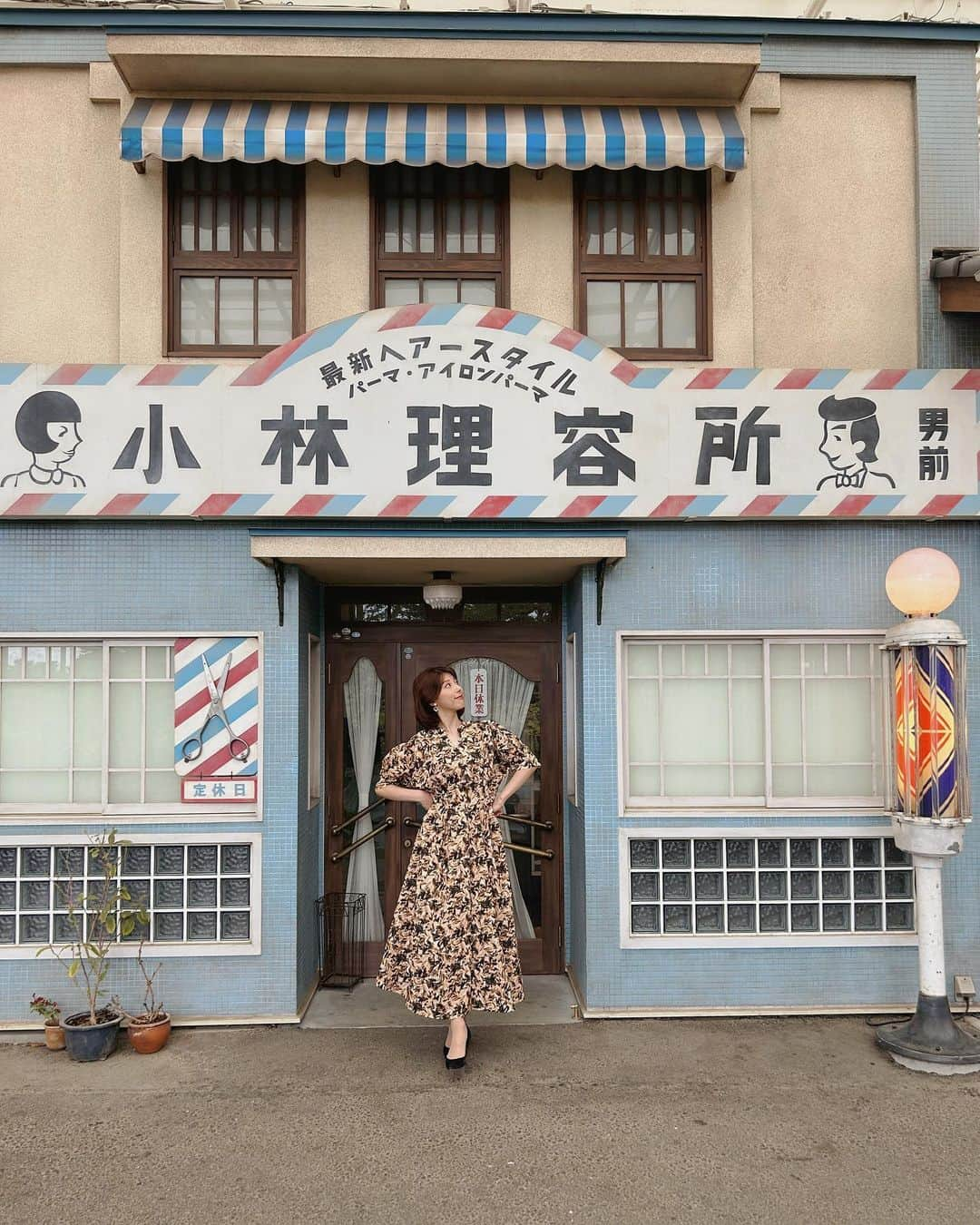 上村彩子さんのインスタグラム写真 - (上村彩子Instagram)「. . Nスタの中継で西武園ゆうえんちへ。 1960年代の昭和の商店街の雰囲気に、 ヘアメイクもあわせてみました☎️  #Nスタ　#西武園ゆうえんち #夕日の丘商店街#昭和レトロ #レトロファッション#1960年代」8月16日 18時54分 - saekokamimura