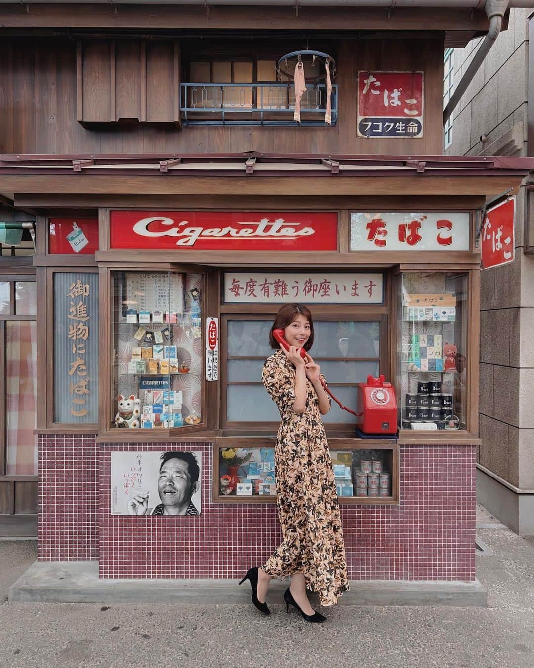 上村彩子のインスタグラム：「. . Nスタの中継で西武園ゆうえんちへ。 1960年代の昭和の商店街の雰囲気に、 ヘアメイクもあわせてみました☎️  #Nスタ　#西武園ゆうえんち #夕日の丘商店街#昭和レトロ #レトロファッション#1960年代」