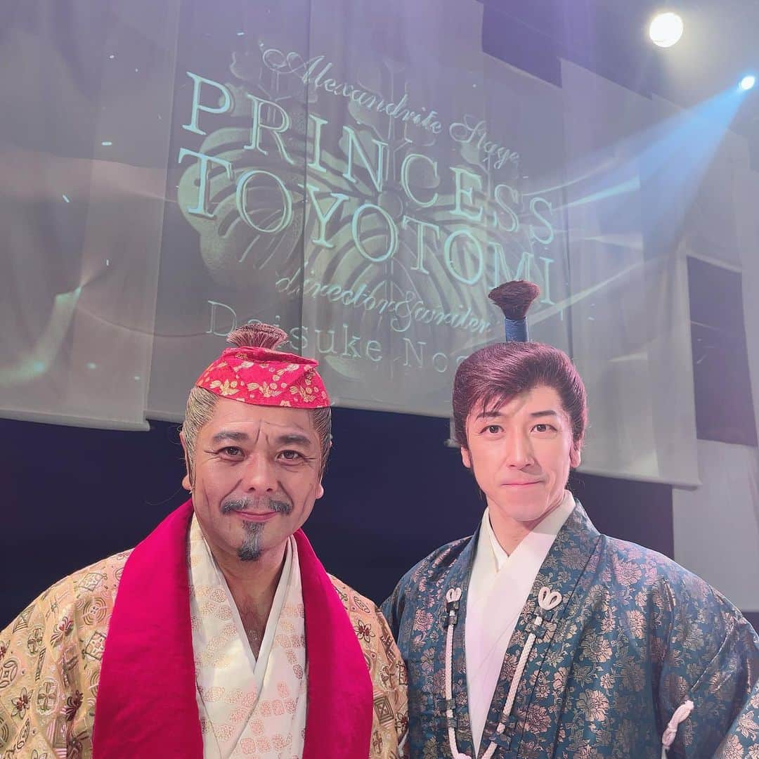 和泉元彌のインスタグラム：「2023.8/18(金)～8/20(日) @近鉄アート館 時代劇『PRINCESS TOYOTOMI』大阪公演 脚本/演出:#野口大輔 https://princess-toyotomi.themedia.jp  あくまでも個人の感想出演者紹介  豊臣秀吉役:あもさん この方は本当に巧い。 軽妙で、軽快！かと思えば 重厚で、狡猾‼︎ 役者としても魅力を感じる秀吉を 素敵に、巧みに演じられます。 ある種の天才だと思って拝見しています。 これまでの素地に、秀吉の種を蒔き 演出の野口さんはじめ、出演者の皆さんと共に 水をやり、陽を与え、ストレスを加える… その先に芽生えた秀吉からは、 多種多様な花が咲いていました。 もう、自由自在に‼️ 花咲くまでの努力をすれば、 その先は天才の域… 秀吉の百姓から天下人への漢としての成長、 欲や不安からの暴走までも 生き生きと演じられます。 殺陣にも多く参加され、 八面六臂の大活躍です❗️  さてさて、そんな特殊な天才の相手をされるのが 高台院訳:元田牧子さん 素直で可愛らしい方、 心の奥が透けて見えるような… 女優さんなのに舞台でも嘘がつけない⁉️ だからこそ、素朴ではじまりの秀吉を愛した 寧々を思い出させるような空気を常に湛えて 変化していく秀吉を支える姿が 時に健気に、時に可愛く、 時に可愛そうにも見えます。 伴侶の変化、時代の変化を受けながらも 染まりきらない素朴さを 不器用なまでにまっすぐな女性として 演じていらっしゃいます。 あれ？僕、騙されてません⁉️  舞台裏では、早替えのお手伝いもしていただき 一生懸命が結果につながる 素晴らしいチームの一員です❗️  この秀吉×高台院の夫婦のシーンは 色んな意味で必見です‼️ お見逃しなく‼️  [予約フォーム] https://www.quartet-online.net/ticket/princess-toyotomi?om=cxdebii  【出演者】 《シングルキャスト》 #彩凪翔  #岩永ゆい/#西条美咲 #大原万由子/#あも/#藤田よしこ #海老澤健次/#元田牧子/#潮見勇輝 #三上竜平/#京矢彩希/#高田舟  #美翔かずき/#山崎麗央奈 #山脇広大 #倉田瑠夏/#片岡芽衣 #緑川青真/#雪村花鈴  #中西彩乃/#坂西春加/#福元あかり/#後藤めぐみ  #留依まきせ/#和興  #和泉元彌  《声の出演》#西岡德馬  【スケジュール】 上演時間は2時間40分(休憩10分含む) 🎤終演後アフタートークあり  《大阪公演》 8/18(金)13:00🎤/18:30 8/19(土)13:00🎤/18:30 8/20(日)12:00  ※大阪公演はシングルキャストと、ダブルキャストの選抜者が出演致します  【劇場・アクセス】 《大阪公演》 近鉄アート館 〒545-8545 大阪市阿倍野区阿倍野筋1-1-43  あべのハルカス近鉄本店ウイング館8階 近鉄「大阪阿部野橋駅」 JR・大阪メトロ「天王寺駅」 下車すぐ  【チケット】 《劇場観劇》 SS席 12.000円 (前方指定席) 非売品ブロマイド東京①番/大阪②番付  S席 9.000円(中央指定席)  A席 6.500円(後方指定席)  《デリステ》 大阪公演の収録DVD ※東京公演は収録なし  SSセット 12.000円 (上演Blu-ray・パンフレット 台本・非売品ブロマイド③番付)  Sセット 9.000円 (上演Blu-ray・パンフレット)  Aセット 6.500円 (上演DVD)  #アレステ　#プリステ2023」