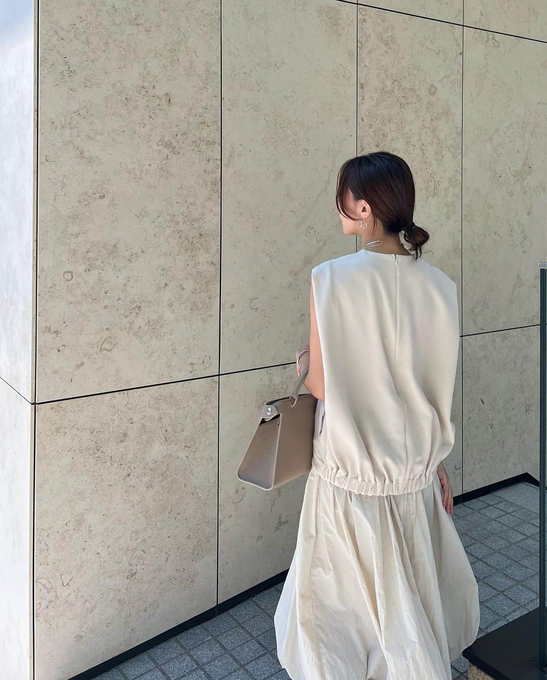 石黒美帆さんのインスタグラム写真 - (石黒美帆Instagram)「. 先日の🤍 ⁡ 1枚完結な @elendeek のワンピース バルーンスカートの部分可愛すぎません‥？！ ⁡ 楽しみに到着を待っていた @michinoparis のバッグと合わせてみました。 サイズ感もカラーも良き。🙈 ⁡ ⁡」8月16日 18時58分 - miho_ishiguro