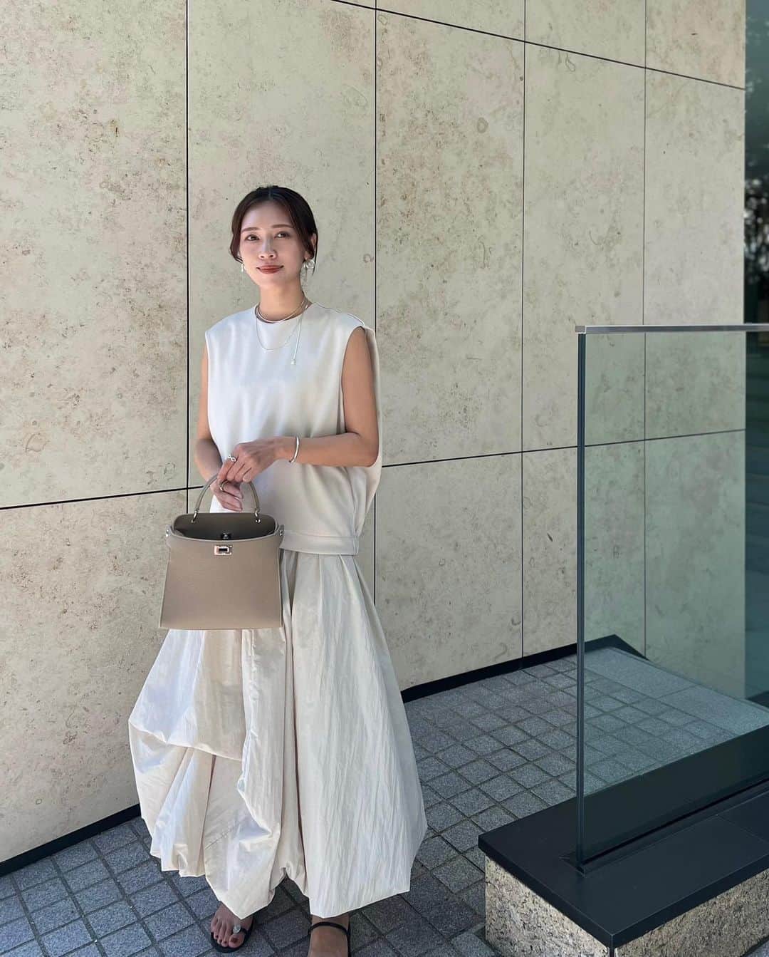 石黒美帆のインスタグラム：「. 先日の🤍 ⁡ 1枚完結な @elendeek のワンピース バルーンスカートの部分可愛すぎません‥？！ ⁡ 楽しみに到着を待っていた @michinoparis のバッグと合わせてみました。 サイズ感もカラーも良き。🙈 ⁡ ⁡」