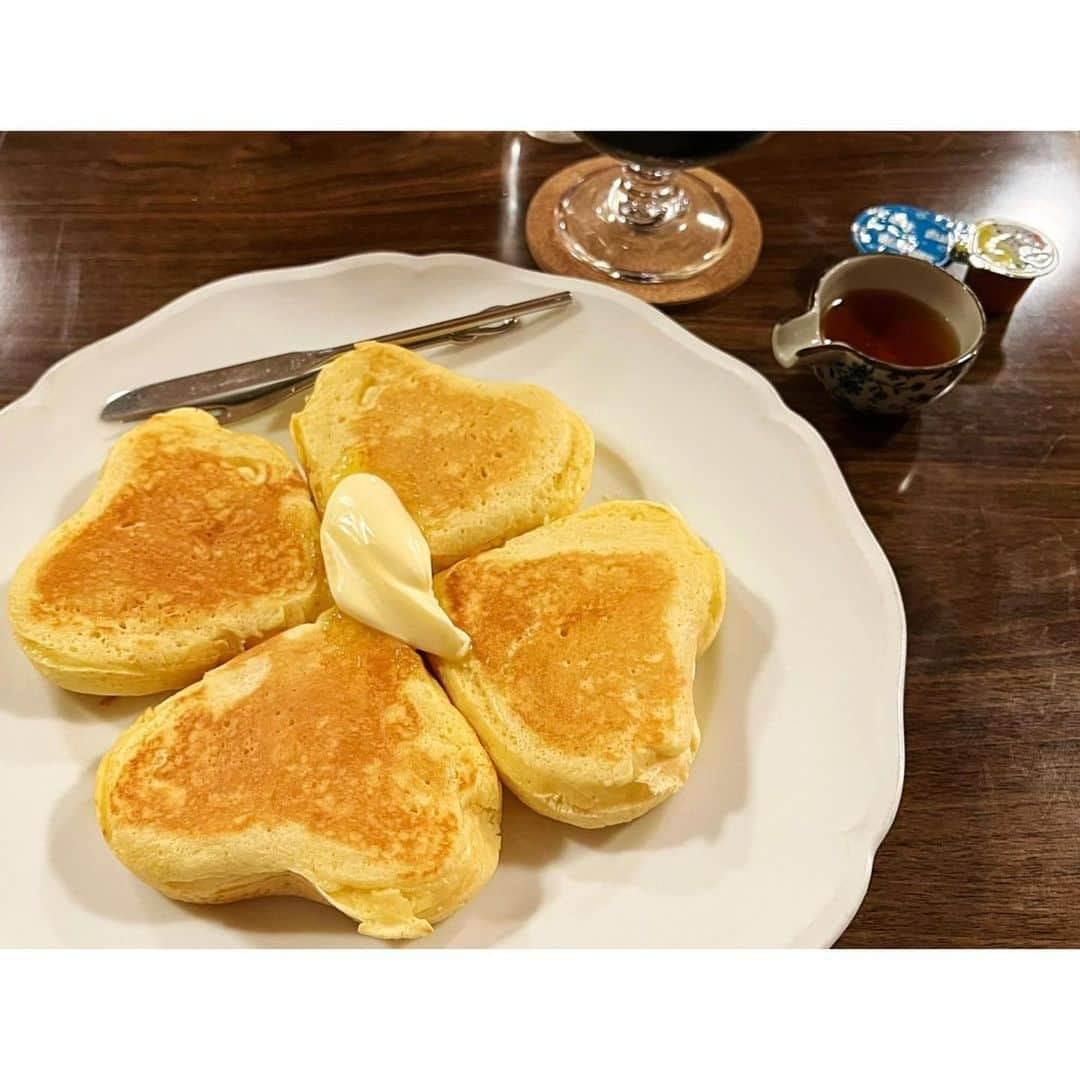 高木沙織のインスタグラム：「🥞 * 北千住の路地裏に位置する 『喫茶 蔵』 * 大正時代に蔵として使われていた 建物をリノベした純喫茶。 * 外観も内装も ノスタルジック。 落ち着く^ ^ * ホットケーキは ハートが4つ並んで 四つ葉のクローバーの形。 昔ながらのふわふわホットケーキ、優勝！ * 純喫茶、いろいろ行ってみたい。 * #喫茶蔵 #北千住 #北千住喫茶店カフェ  #北千住グルメ #喫茶店 #純喫茶 #ホットケーキ #四つ葉のクローバー  #🍀 #cafe #foodstagram」