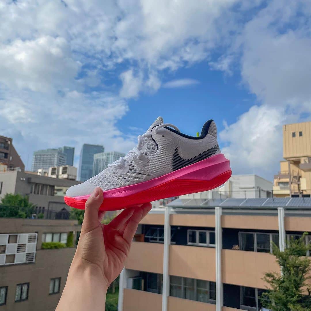 のインスタグラム：「melis Japanの島崎(しまさき)です！  日本ではあまり見かけないNIKEのバレーボールシューズです🔥 こちらは24cmのみ事務所に在庫がございますので、お急ぎの方や気になる方はお早めにお買い求めください！  ナイキ ズーム ハイパースピード コート SE ホワイト ブラック クリムゾンピンクブラスト レディース 2022 https://neckar.jp/fs/melis/UADJ4476-121_item  #melisofficial #mehrlicht #海外限定 #日本未入荷 #melis #melisjapan #ハンドボール #handball #ハンドボールシューズ #handballshoes #squash #スカッシュ #volleyball #バレーボール  #バレーボールシューズ #nike #ナイキ」