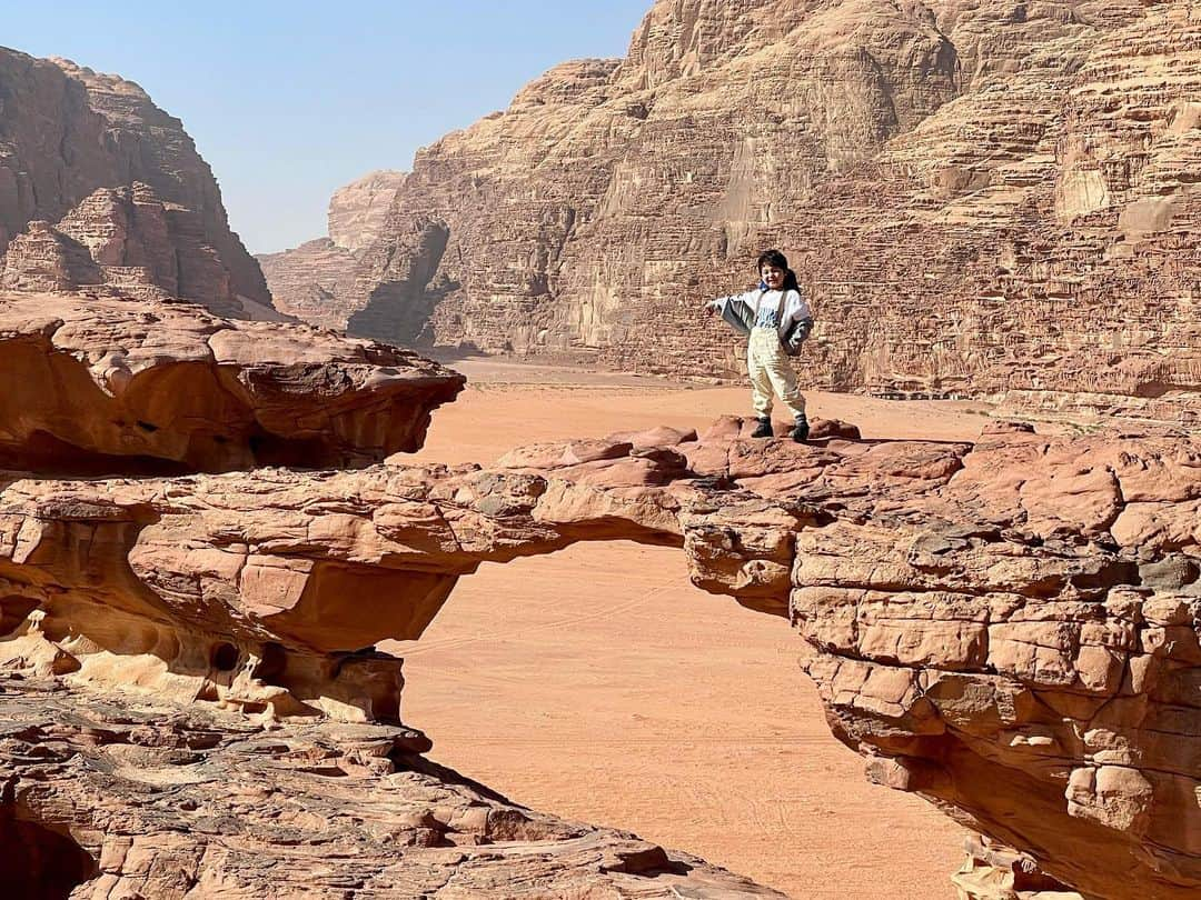 石塚錬さんのインスタグラム写真 - (石塚錬Instagram)「WORLD TOUR DAY12 〜ヨルダン🇯🇴編〜 👦💬「からだが浮かぶ死海🏖️と、ワディ・ラムという世界遺産の砂漠に行ったよ🏜 死海は本当に浮かぶのか不安でお兄さんにずっと大丈夫か聞いてました😂  ワディ・ラムはスターウォーズのロケ地なんだって🚀  車で砂漠を駆け抜けるのがスリル満点でスペースマウンテンを思い出しました😂 夜は現地の人とダンスをしました💃7つ目の動画ぜひ見てほしいです(ヨルにヨルダンでダンスだからヨルダンスと名付けました🤗)今日は動画多めです🎥 さてさて、明日は4つ目の国にいきます✈️✨(明日は飛行機の日なので投稿おやすみです💤)」 . （👨パパ通信📨）いつも投稿を見てくださりありがとうございます👨男旅もあっという間に折り返し地点を過ぎました✈️ ヨルダンは7歳には少しチャレンジングな旅先かもと思っていましたがレンは本当に逞しく、どうやらどこでも大丈夫みたいです笑😆  死海はレンが行きたかった場所のNO.2です🌊 塩分濃度の影響で体が浮くそうです。 ワディ・ラムでは、現地の方と仲良くなり、ダンスを教えてもらいました😊どこまでも続く赤い砂漠では夜は満天の星空が見え、レンも見とれていました✨🌌 . 👦💬「I went to the Dead Sea where human body floats 🏖️ and a world heritage desert called Wadi Rum 🏜. I kept asking to the instructor what it was safe because I was worried that the Dead Sea really floats 😂 . Wadi Rum is a location for Star Wars 🚀. Driving through the desert was thrilling. It reminded me Space Mountain at Disneyland😂. At night I danced with the locals💃. I have more videos for you today than usual🎥. Well, tomorrow I am going to our fourth country ✈️✨(Tomorrow is my flight day so I won't be able to post tomorrow💤.)"」 . (👨Papa News 📨) Thank you for reading Ren’s posts👨. Man trip has passed the halfway point✈️. I thought Jordan might be a bit of a challenging destination for a 7 years old.  But Ren is really tough and apparently he can enjoy anywhere😆. The Dead Sea is the No.2 place Ren wanted to go 🌊. The body floats due to the salinity. In Wadi Rum, Ren made friends with the locals and they taught us how to dance😊. The endless red desert was full of stars at night, and Ren was also admiring the sky ✨🌌. . #男旅 #世界一周 #旅 #ヨルダン  #旅行 #ワディラム #砂漠 #中東 #死海 #ダンス #星空 #Mantrip #aroundtheworldtrip #trip #Jordan #DeadSea #WadiRum #dance #desert #여행　#남자여행　#การเดินทาง #ทริปผู้ชาย #Perjalanan #石塚錬 #成長日記 #ishizukaren #renishizuka #이시즈카렌」8月16日 19時00分 - ishizuka_ren