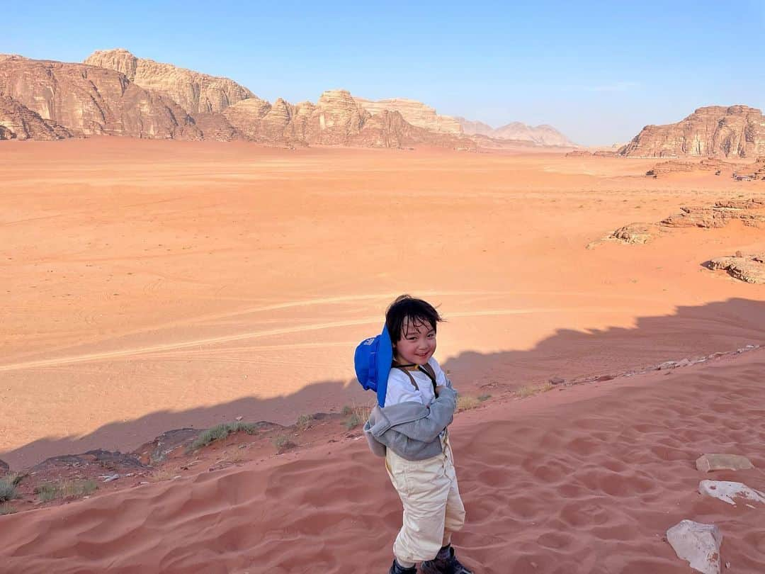 石塚錬さんのインスタグラム写真 - (石塚錬Instagram)「WORLD TOUR DAY12 〜ヨルダン🇯🇴編〜 👦💬「からだが浮かぶ死海🏖️と、ワディ・ラムという世界遺産の砂漠に行ったよ🏜 死海は本当に浮かぶのか不安でお兄さんにずっと大丈夫か聞いてました😂  ワディ・ラムはスターウォーズのロケ地なんだって🚀  車で砂漠を駆け抜けるのがスリル満点でスペースマウンテンを思い出しました😂 夜は現地の人とダンスをしました💃7つ目の動画ぜひ見てほしいです(ヨルにヨルダンでダンスだからヨルダンスと名付けました🤗)今日は動画多めです🎥 さてさて、明日は4つ目の国にいきます✈️✨(明日は飛行機の日なので投稿おやすみです💤)」 . （👨パパ通信📨）いつも投稿を見てくださりありがとうございます👨男旅もあっという間に折り返し地点を過ぎました✈️ ヨルダンは7歳には少しチャレンジングな旅先かもと思っていましたがレンは本当に逞しく、どうやらどこでも大丈夫みたいです笑😆  死海はレンが行きたかった場所のNO.2です🌊 塩分濃度の影響で体が浮くそうです。 ワディ・ラムでは、現地の方と仲良くなり、ダンスを教えてもらいました😊どこまでも続く赤い砂漠では夜は満天の星空が見え、レンも見とれていました✨🌌 . 👦💬「I went to the Dead Sea where human body floats 🏖️ and a world heritage desert called Wadi Rum 🏜. I kept asking to the instructor what it was safe because I was worried that the Dead Sea really floats 😂 . Wadi Rum is a location for Star Wars 🚀. Driving through the desert was thrilling. It reminded me Space Mountain at Disneyland😂. At night I danced with the locals💃. I have more videos for you today than usual🎥. Well, tomorrow I am going to our fourth country ✈️✨(Tomorrow is my flight day so I won't be able to post tomorrow💤.)"」 . (👨Papa News 📨) Thank you for reading Ren’s posts👨. Man trip has passed the halfway point✈️. I thought Jordan might be a bit of a challenging destination for a 7 years old.  But Ren is really tough and apparently he can enjoy anywhere😆. The Dead Sea is the No.2 place Ren wanted to go 🌊. The body floats due to the salinity. In Wadi Rum, Ren made friends with the locals and they taught us how to dance😊. The endless red desert was full of stars at night, and Ren was also admiring the sky ✨🌌. . #男旅 #世界一周 #旅 #ヨルダン  #旅行 #ワディラム #砂漠 #中東 #死海 #ダンス #星空 #Mantrip #aroundtheworldtrip #trip #Jordan #DeadSea #WadiRum #dance #desert #여행　#남자여행　#การเดินทาง #ทริปผู้ชาย #Perjalanan #石塚錬 #成長日記 #ishizukaren #renishizuka #이시즈카렌」8月16日 19時00分 - ishizuka_ren