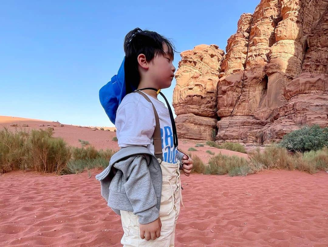 石塚錬さんのインスタグラム写真 - (石塚錬Instagram)「WORLD TOUR DAY12 〜ヨルダン🇯🇴編〜 👦💬「からだが浮かぶ死海🏖️と、ワディ・ラムという世界遺産の砂漠に行ったよ🏜 死海は本当に浮かぶのか不安でお兄さんにずっと大丈夫か聞いてました😂  ワディ・ラムはスターウォーズのロケ地なんだって🚀  車で砂漠を駆け抜けるのがスリル満点でスペースマウンテンを思い出しました😂 夜は現地の人とダンスをしました💃7つ目の動画ぜひ見てほしいです(ヨルにヨルダンでダンスだからヨルダンスと名付けました🤗)今日は動画多めです🎥 さてさて、明日は4つ目の国にいきます✈️✨(明日は飛行機の日なので投稿おやすみです💤)」 . （👨パパ通信📨）いつも投稿を見てくださりありがとうございます👨男旅もあっという間に折り返し地点を過ぎました✈️ ヨルダンは7歳には少しチャレンジングな旅先かもと思っていましたがレンは本当に逞しく、どうやらどこでも大丈夫みたいです笑😆  死海はレンが行きたかった場所のNO.2です🌊 塩分濃度の影響で体が浮くそうです。 ワディ・ラムでは、現地の方と仲良くなり、ダンスを教えてもらいました😊どこまでも続く赤い砂漠では夜は満天の星空が見え、レンも見とれていました✨🌌 . 👦💬「I went to the Dead Sea where human body floats 🏖️ and a world heritage desert called Wadi Rum 🏜. I kept asking to the instructor what it was safe because I was worried that the Dead Sea really floats 😂 . Wadi Rum is a location for Star Wars 🚀. Driving through the desert was thrilling. It reminded me Space Mountain at Disneyland😂. At night I danced with the locals💃. I have more videos for you today than usual🎥. Well, tomorrow I am going to our fourth country ✈️✨(Tomorrow is my flight day so I won't be able to post tomorrow💤.)"」 . (👨Papa News 📨) Thank you for reading Ren’s posts👨. Man trip has passed the halfway point✈️. I thought Jordan might be a bit of a challenging destination for a 7 years old.  But Ren is really tough and apparently he can enjoy anywhere😆. The Dead Sea is the No.2 place Ren wanted to go 🌊. The body floats due to the salinity. In Wadi Rum, Ren made friends with the locals and they taught us how to dance😊. The endless red desert was full of stars at night, and Ren was also admiring the sky ✨🌌. . #男旅 #世界一周 #旅 #ヨルダン  #旅行 #ワディラム #砂漠 #中東 #死海 #ダンス #星空 #Mantrip #aroundtheworldtrip #trip #Jordan #DeadSea #WadiRum #dance #desert #여행　#남자여행　#การเดินทาง #ทริปผู้ชาย #Perjalanan #石塚錬 #成長日記 #ishizukaren #renishizuka #이시즈카렌」8月16日 19時00分 - ishizuka_ren