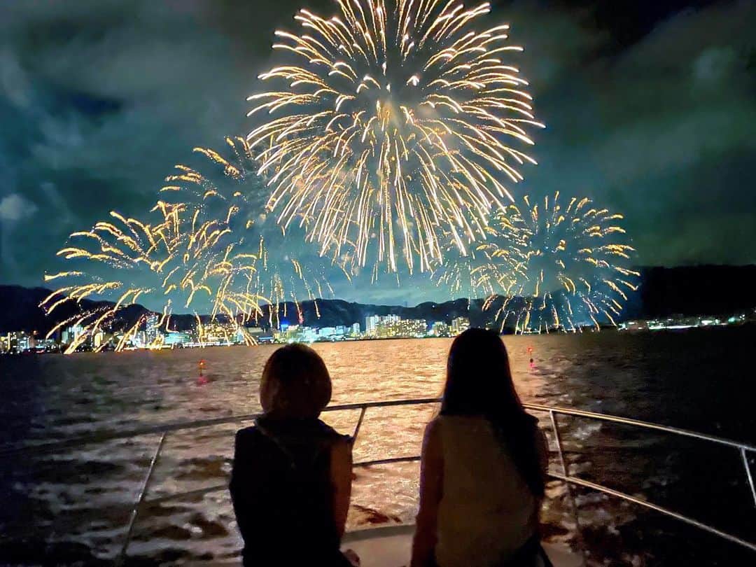 田尻夏樹（なつきんぐ）のインスタグラム：「今年も全力夏！！🎆  淀川花火も綺麗だったし クルージングしながらの琵琶湖花火も楽しかった🛥️ ミュージックサーカスはオソロコーデ🙃」