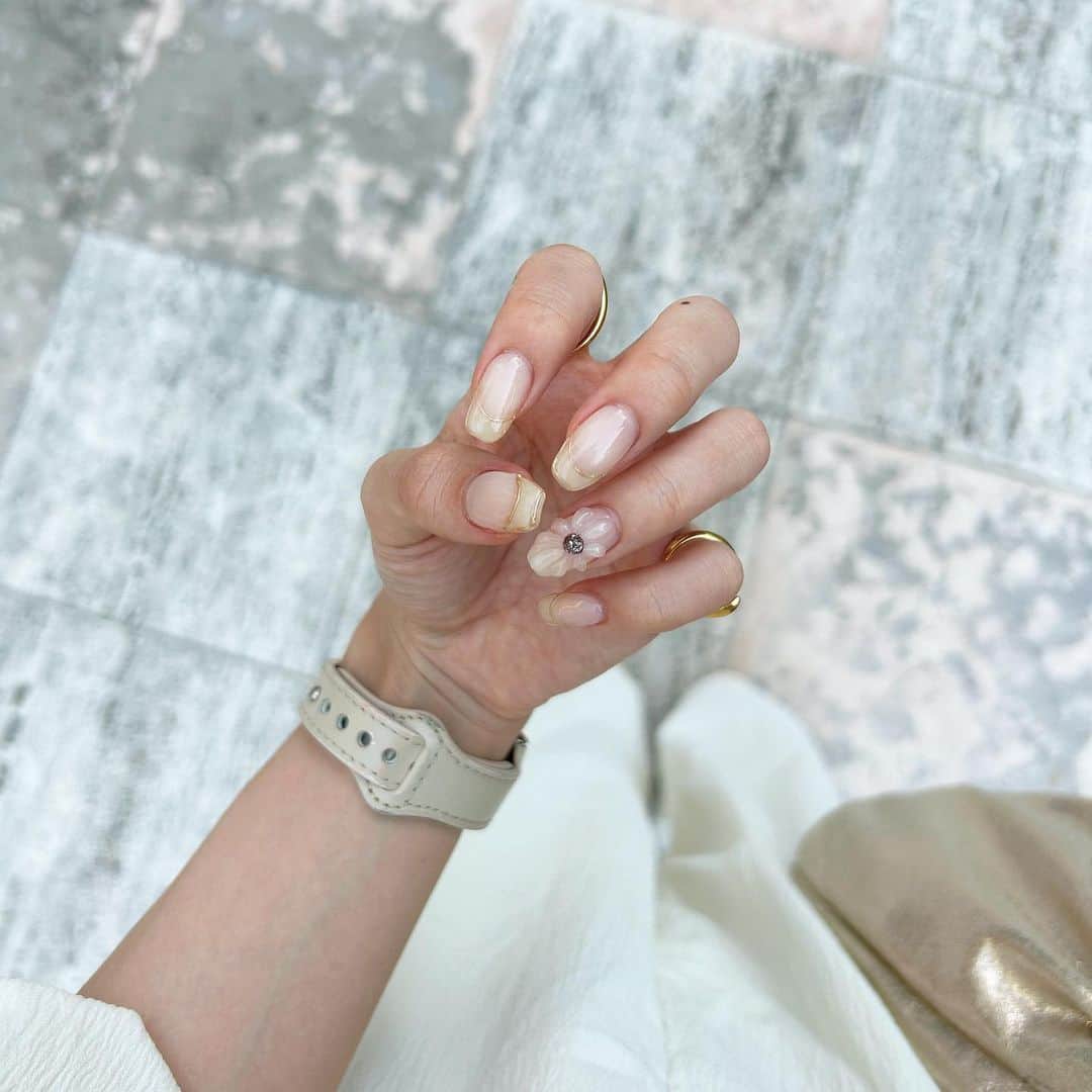 あみさんのインスタグラム写真 - (あみInstagram)「︴𝑛𝑒𝑤 𝑛𝑎𝑖𝑙 , 𝑏𝑒𝑖𝑔𝑒 𝑛𝑢𝑎𝑛𝑐𝑒   にゅねいる🌼🤍 今回はシンプルめなアシメネイル 𓈒𓏸𓐍  ワンポイントで入れたぷっくりのお花がお気に入り 𓂃𓈒𓏸   . . . #ネイルデザイン #ジェルネイル #夏ネイル #ぷっくりネイル #お花ネイル #フレンチネイル #ミラーネイル #マグネットネイル #ベージュネイル #淡色ネイル #ニュアンスネイル #ハートネイル #ゴールドネイル」8月16日 19時01分 - ami___nmo