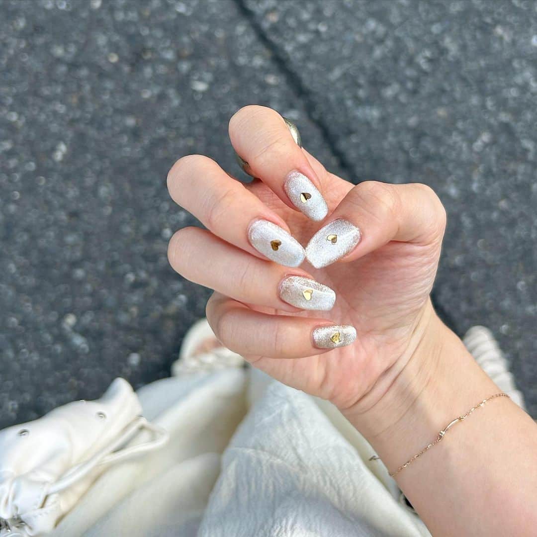 あみさんのインスタグラム写真 - (あみInstagram)「︴𝑛𝑒𝑤 𝑛𝑎𝑖𝑙 , 𝑏𝑒𝑖𝑔𝑒 𝑛𝑢𝑎𝑛𝑐𝑒   にゅねいる🌼🤍 今回はシンプルめなアシメネイル 𓈒𓏸𓐍  ワンポイントで入れたぷっくりのお花がお気に入り 𓂃𓈒𓏸   . . . #ネイルデザイン #ジェルネイル #夏ネイル #ぷっくりネイル #お花ネイル #フレンチネイル #ミラーネイル #マグネットネイル #ベージュネイル #淡色ネイル #ニュアンスネイル #ハートネイル #ゴールドネイル」8月16日 19時01分 - ami___nmo