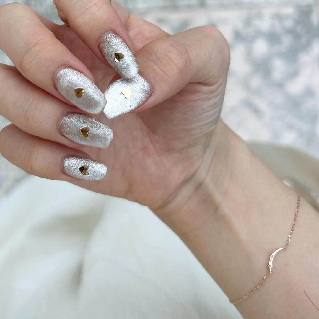 あみさんのインスタグラム写真 - (あみInstagram)「︴𝑛𝑒𝑤 𝑛𝑎𝑖𝑙 , 𝑏𝑒𝑖𝑔𝑒 𝑛𝑢𝑎𝑛𝑐𝑒   にゅねいる🌼🤍 今回はシンプルめなアシメネイル 𓈒𓏸𓐍  ワンポイントで入れたぷっくりのお花がお気に入り 𓂃𓈒𓏸   . . . #ネイルデザイン #ジェルネイル #夏ネイル #ぷっくりネイル #お花ネイル #フレンチネイル #ミラーネイル #マグネットネイル #ベージュネイル #淡色ネイル #ニュアンスネイル #ハートネイル #ゴールドネイル」8月16日 19時01分 - ami___nmo
