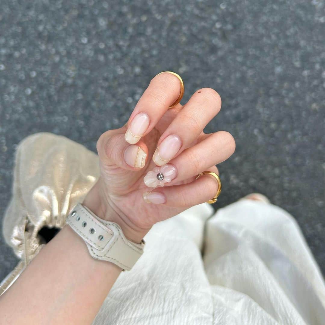 あみさんのインスタグラム写真 - (あみInstagram)「︴𝑛𝑒𝑤 𝑛𝑎𝑖𝑙 , 𝑏𝑒𝑖𝑔𝑒 𝑛𝑢𝑎𝑛𝑐𝑒   にゅねいる🌼🤍 今回はシンプルめなアシメネイル 𓈒𓏸𓐍  ワンポイントで入れたぷっくりのお花がお気に入り 𓂃𓈒𓏸   . . . #ネイルデザイン #ジェルネイル #夏ネイル #ぷっくりネイル #お花ネイル #フレンチネイル #ミラーネイル #マグネットネイル #ベージュネイル #淡色ネイル #ニュアンスネイル #ハートネイル #ゴールドネイル」8月16日 19時01分 - ami___nmo