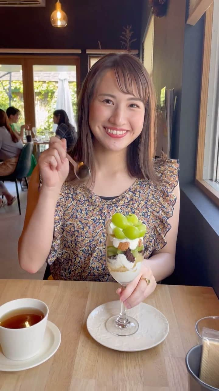 福永裕梨のインスタグラム：「お盆休みをいただいておりました！🌻  帰省中の徳島で食べたマスカットパフェ。 ⠀ この日、外は36℃🌞 北海道ではなかなか経験しない暑さ…🫠 いつも以上にマスカットの水分を感じたし 塩バニラアイスとの相性もばっちりで美味しかったです🐶  アナウンサー仲間のまりなちゃんが 高知から来てくれてこのあと一緒に阿波踊りへ✨ 久々に会えて心からリフレッシュできました〜🐝🍯  #帰省 #徳島 #徳島カフェ #マスカットパフェ  #美味しすぎて秒で食べ切ってしまった。 #やどり菜 #期間限定 #落ち着くカフェ  #地元にもおしゃれなカフェがたくさんできてて #帰るたび新しいお店を見つけて嬉しくなる☕️ #徳島離れて10年 #そりゃ街も変わるよねぇ #木岡真理奈 ちゃん #アナウンススクールの同期 #5年ぶりの再会だけどそんな気がしないくらい #いっぱい話せて嬉しかったぁ #仲間に会えた気持ち。 #HTB #アナウンサー #福永裕梨」