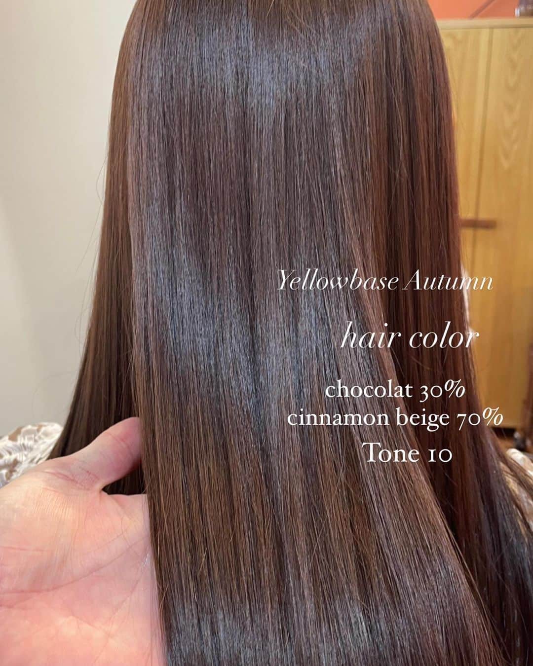 Chihiroのインスタグラム：「Yellowbace Autumn hair color🍁  ■1、2枚目 chocolat 30% cinamon beige 70% Tone： 10  ■3、4枚目 chocolat 70% gray beige 25% clear 5% Tone： 10.5 (仕上がりはTone10くらいの見え方)  stylist： @whyte_keiichi  hair salone： @whyte.hair  【解説】 1、2枚目のほうが暖色強め。 艶は出やすいが、色落ちした時に黄みがでやすいので明るく見える。  3、4枚目は艶というよりは柔らかさが出るカラー。 暖色よりは少し暗く見えやすい。  どちらもイエベ秋カラーで失敗しにくいです♡ 是非ご参考にしてみてください！  ------------------------------------ 【イメージコンサルティングサロン　Ciccy】  パーソナルカラー診断が気になる方はこちら ▶︎ @ciccy_shibaura   ♦︎時間 9:30〜17:30 (時間調整可能)  ♦︎場所 東京都港区芝浦  ♦︎定休日 なし  ♦︎メニュー ✈︎Economy class✈︎ パーソナルカラー診断＋骨格診断 Ciccy診断士枠: ¥22,500- 代表栂野枠：¥32,000- ※ペア診断可能  ✈︎Business class✈︎ パーソナルカラー診断＋骨格診断＋メイクレッスン 代表栂野枠：¥48,500- ※ペア診断可能  ✈︎First class✈︎ 3〜4日かけて行うトータルプロデュース。メニューはカスタマイズ可能。 代表栂野枠：99,500-  詳細はInstagramプロフィール下のURLよりご確認ください。 〜〜〜〜〜〜〜〜〜〜〜〜〜〜〜 【イメージコンサルタント養成講座】  GIA芝浦校の養成講座は10月まで満席です。 現在2023年11月スタートより募集を開始いたしました♡ 詳しくはHPをご覧ください。  〜〜〜〜〜〜〜〜〜〜〜〜〜〜〜 #ヘアカラー #イエベ秋ヘアカラー  #イエベ秋 #パーソナルカラー #パーソナルカラー診断 #パーソナルカラー診断東京 #イメージコンサルタント #ヘアカラートレンド」