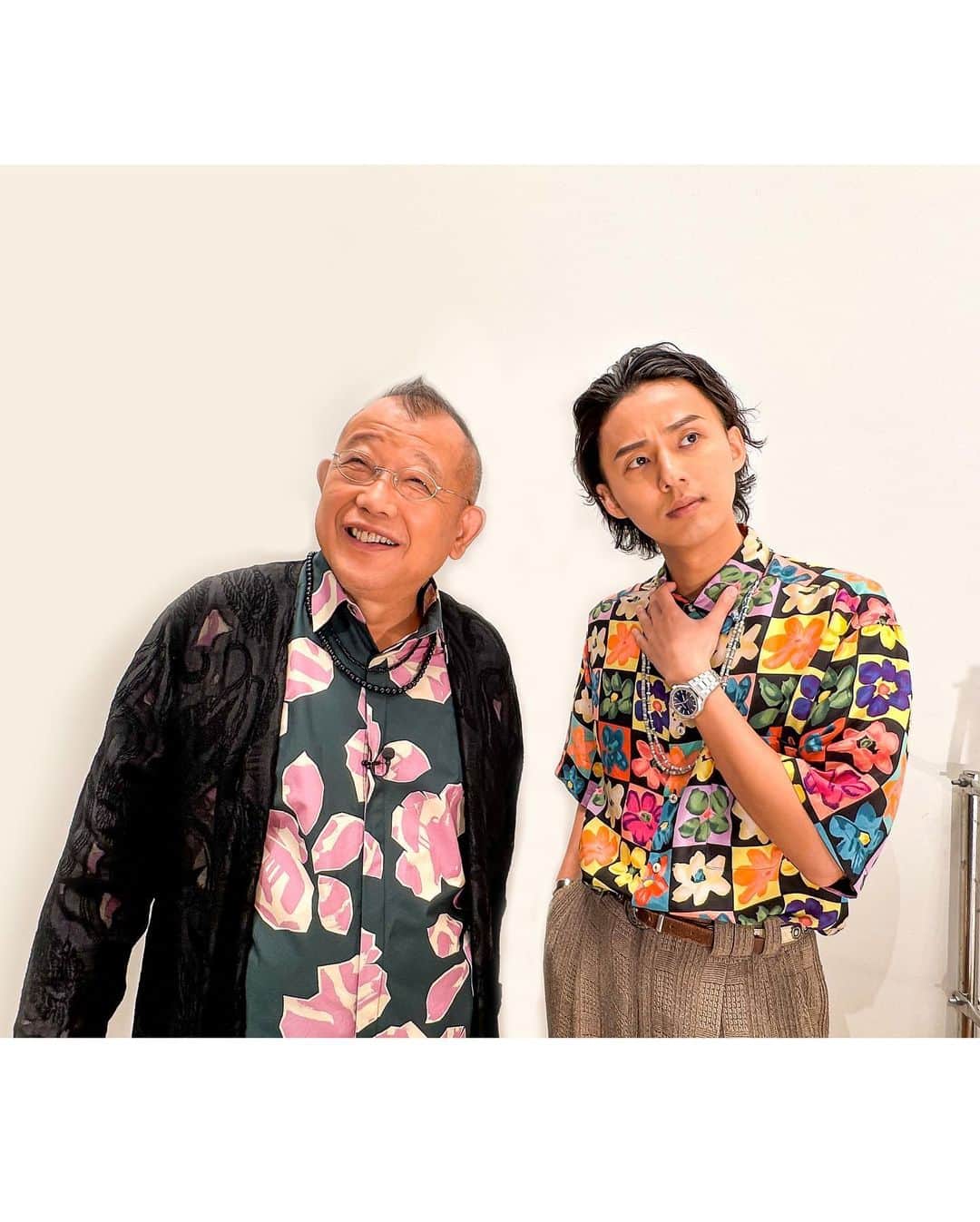 TBS「A-Studio」さんのインスタグラム写真 - (TBS「A-Studio」Instagram)「. ＼花柄コーデ👬🌼／  スタイリッシュに決めていたのに 鶴瓶さん、大事なメガネ👓を つけ忘れていました…🙄  未公開トークにて 撮影中のエピソードを話しています！ 番組HPよりご覧になれますので ぜひチェックしてみてください🐥  ▶︎8/11 放送 藤ヶ谷さん衣装 shirts：Ayne pants：spike shimokitazawa(vintage) necklace：north works  #ベーガヤ #Aスタプラス #笑福亭鶴瓶 #藤ヶ谷太輔」8月16日 19時08分 - astudio_tbs