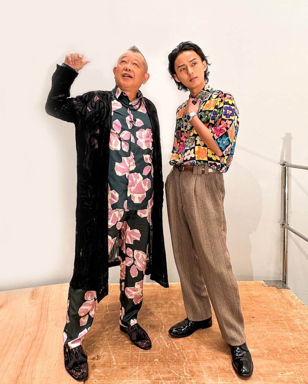 TBS「A-Studio」さんのインスタグラム写真 - (TBS「A-Studio」Instagram)「. ＼花柄コーデ👬🌼／  スタイリッシュに決めていたのに 鶴瓶さん、大事なメガネ👓を つけ忘れていました…🙄  未公開トークにて 撮影中のエピソードを話しています！ 番組HPよりご覧になれますので ぜひチェックしてみてください🐥  ▶︎8/11 放送 藤ヶ谷さん衣装 shirts：Ayne pants：spike shimokitazawa(vintage) necklace：north works  #ベーガヤ #Aスタプラス #笑福亭鶴瓶 #藤ヶ谷太輔」8月16日 19時08分 - astudio_tbs