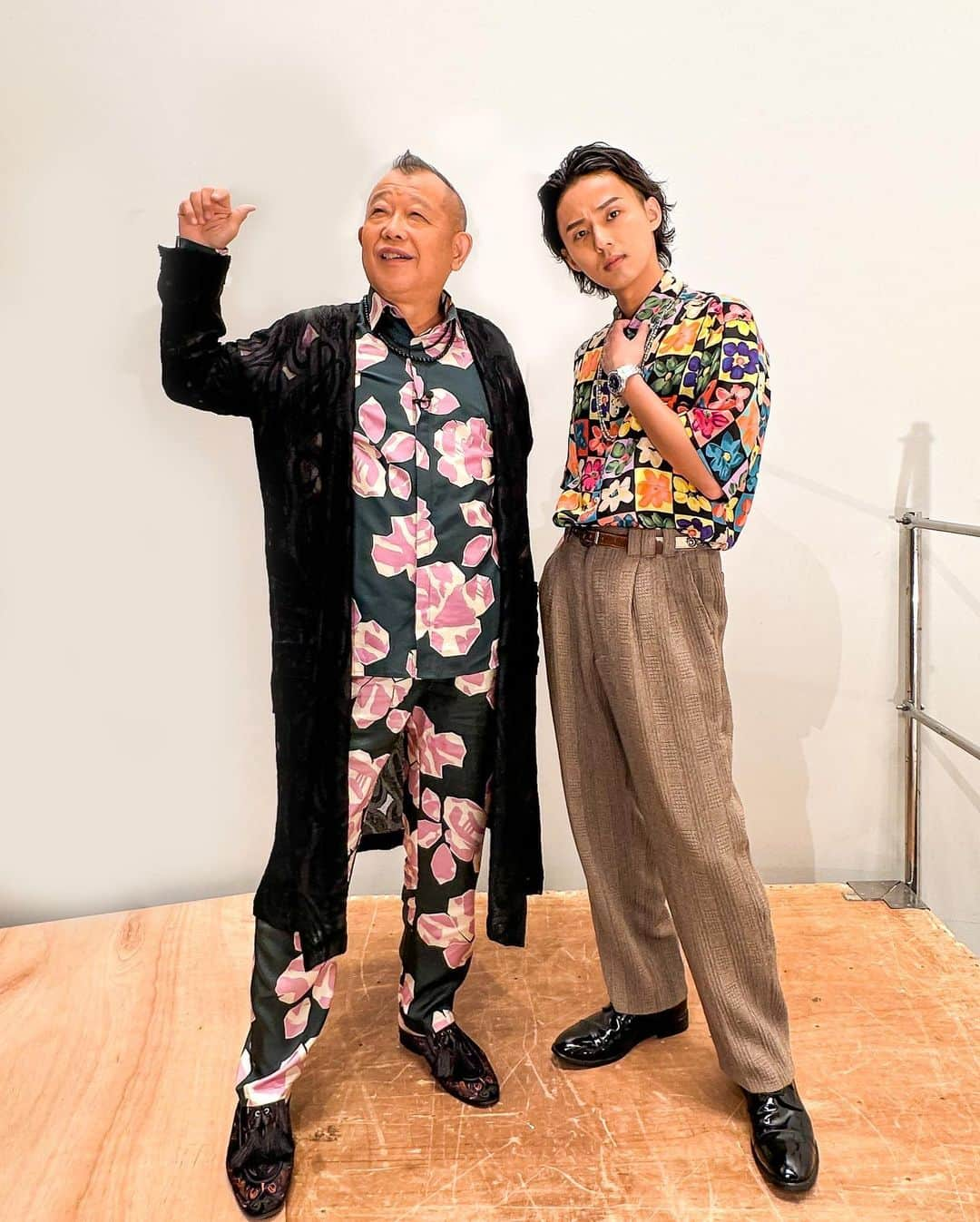 TBS「A-Studio」さんのインスタグラム写真 - (TBS「A-Studio」Instagram)「. ＼花柄コーデ👬🌼／  スタイリッシュに決めていたのに 鶴瓶さん、大事なメガネ👓を つけ忘れていました…🙄  未公開トークにて 撮影中のエピソードを話しています！ 番組HPよりご覧になれますので ぜひチェックしてみてください🐥  ▶︎8/11 放送 藤ヶ谷さん衣装 shirts：Ayne pants：spike shimokitazawa(vintage) necklace：north works  #ベーガヤ #Aスタプラス #笑福亭鶴瓶 #藤ヶ谷太輔」8月16日 19時08分 - astudio_tbs