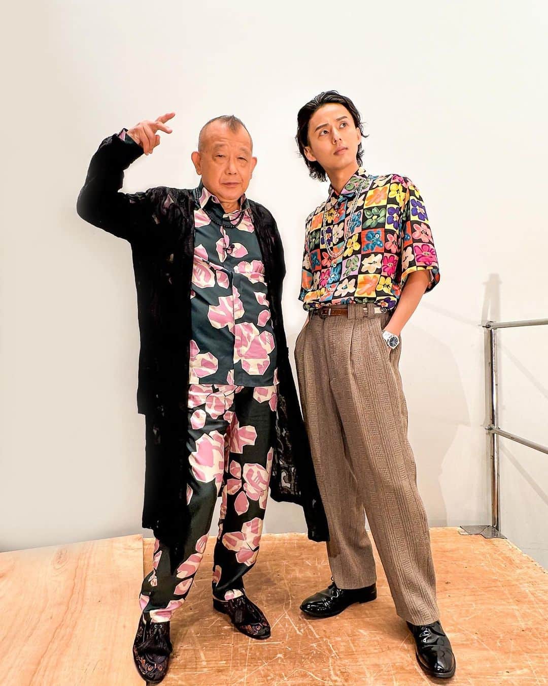 TBS「A-Studio」のインスタグラム：「. ＼花柄コーデ👬🌼／  スタイリッシュに決めていたのに 鶴瓶さん、大事なメガネ👓を つけ忘れていました…🙄  未公開トークにて 撮影中のエピソードを話しています！ 番組HPよりご覧になれますので ぜひチェックしてみてください🐥  ▶︎8/11 放送 藤ヶ谷さん衣装 shirts：Ayne pants：spike shimokitazawa(vintage) necklace：north works  #ベーガヤ #Aスタプラス #笑福亭鶴瓶 #藤ヶ谷太輔」