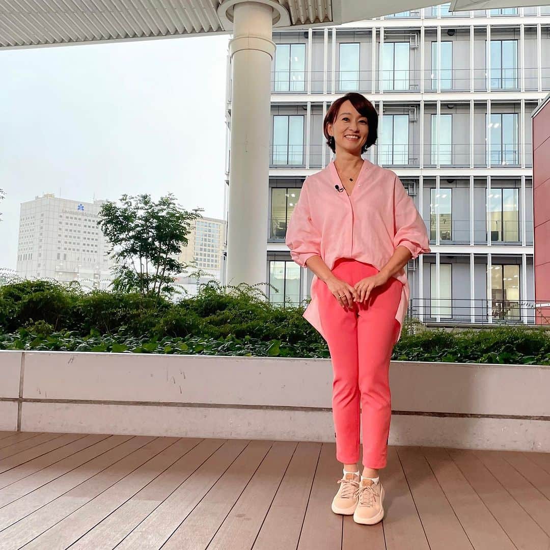 住吉美紀のインスタグラム：「明日17日(木)、初めて #ヒルナンデス のスタジオに生出演します。「アナウンサーファッションセンス格付けバトル」企画ゲストで。ひぇー。今から緊張中。  こちらは、コーデづくりロケのとき。 プロのスタイリストさん、 私のことを理解してくれていて いつも頼りにしている 阪ちゃんのコーディネートです。 さすが阪ちゃん、 サーモンピンクが元気出ました。  明日の自力コーディネートは…🫣 お楽しみに。  ☑️日テレ系11:55〜13:55  ☑️ヒルナンデス　ロケ衣装 #衣装協力 トップス  @dama_jp パンツ　@picone_roma.official スニーカー　@colehaanjapan」