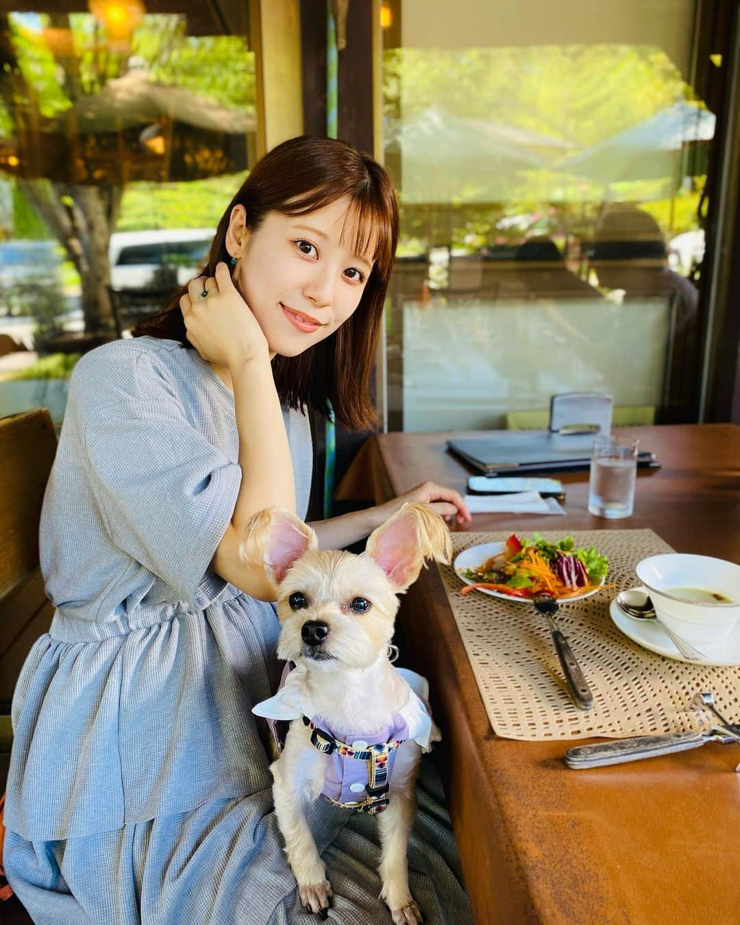 溝口恵のインスタグラム：「山梨でのひとコマ🐶 カフェに行ったりご飯を食べたり素敵にすごせました🤲  着ているお洋服はSHEINさんにて。 検索ID→17503469 クーポンよければ使ってみてね→megu2023  #ひじめぐ #犬 #わんこ #dog #愛犬 #shein #sheinforall #セットアップ」