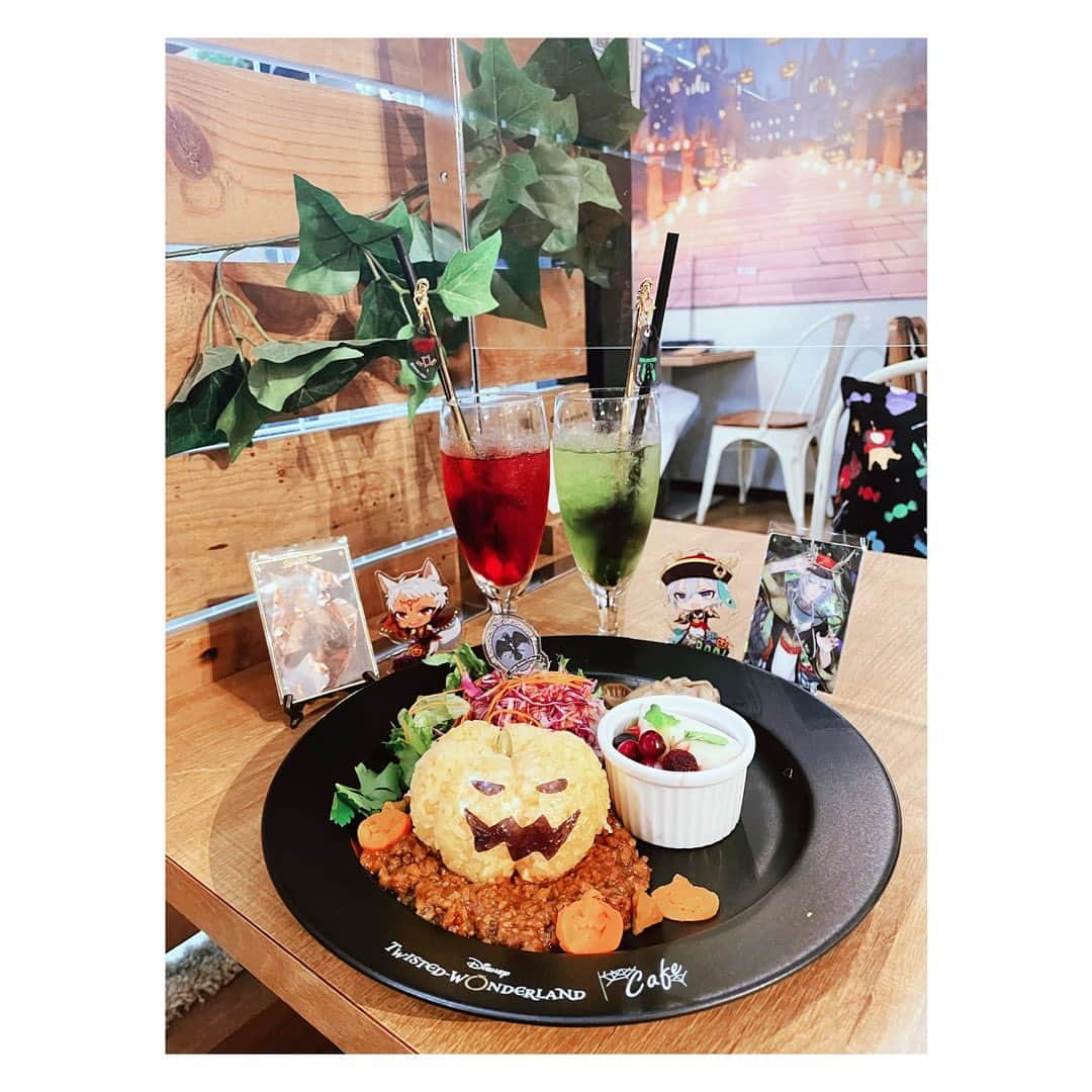 小河結香のインスタグラム：「TWSTカフェ🎃👻🍽️ (2022/10/18)  今年もやってきました❣️ ツイステカフェ⚰️ 今年は去年より少し早めに ハロウィンイベのイラスト使用して開催✨  これは行くしかと思い 仕事抜け出して1人参戦💨 ごめんけどこの予定だけは推し事>お仕事😜 会社にツイステのロンTに スカラのカーディガン羽織って カリムくんの痛バ持って出社したからね👍 服装自由とはいえナメてる🤣  予約特典がまさかの一発推し自引きで 1人で行ったのに思わず声出た😳 最高過ぎですッ…ありがとうございます💖  グッズや特典も交換してもらったりで 推しを全てGetしたし しほちゃんとも行ってるのでまた載せます💕 しっかりコラボカフェでランチ済ませて ルンルンでまた会社戻って仕事したのであった🥰  #ツイステカフェ #twst #twstcafe #ツイステ民 #ツイステグラム #いらふわ推し #カリム推し #スカラ推し #カリムアルアジーム推し #推し活 #推し事 #オタ活 #ゆんのヲタ活記録」