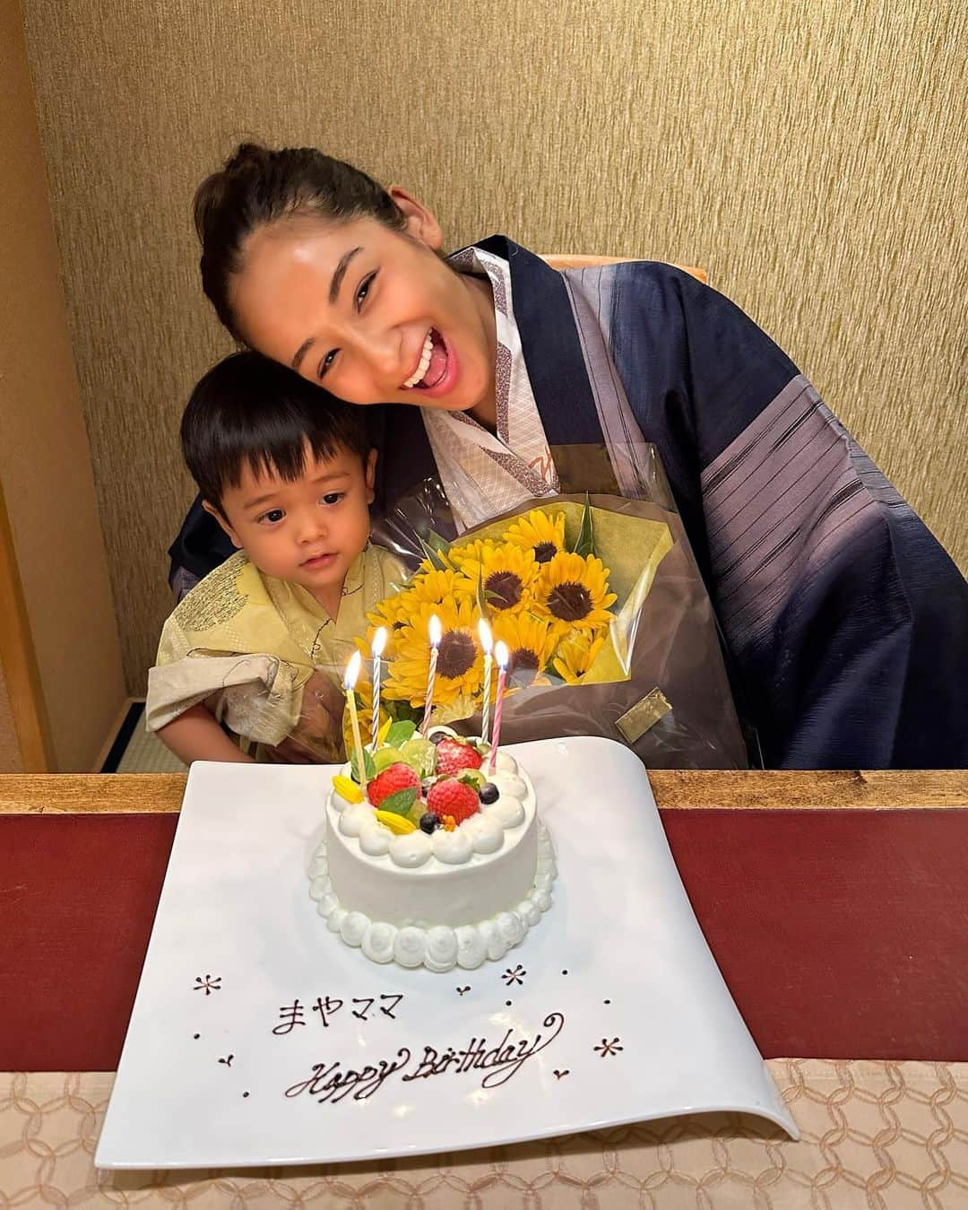 木佐貫まやさんのインスタグラム写真 - (木佐貫まやInstagram)「本日２５歳になりました🌻  去年と同じように、 大きな向日葵の花束を抱えて 笑顔でいられるのは いつも支えてくださる家族、 お友達、お仕事でお世話になっている皆様、 応援してくださる皆様のお陰です✨  ２５歳も私らしく🤍  いつもありがとう👱🏼‍♂️💕 今年も幸せなお誕生日でした🎂」8月16日 19時20分 - maaayaofficial