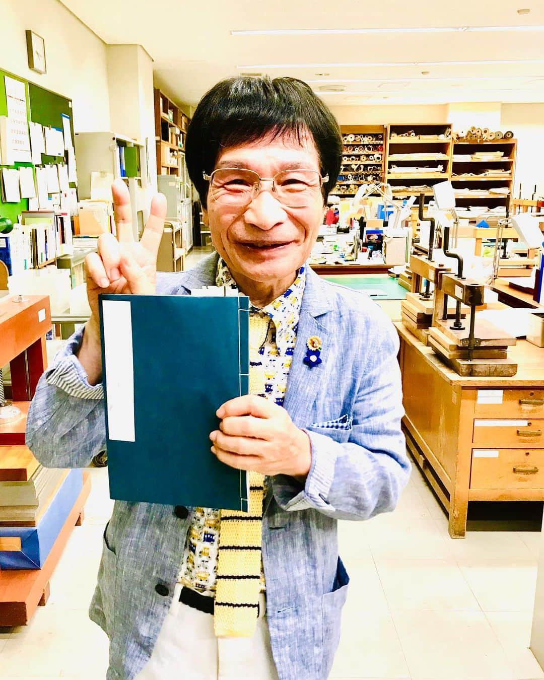 尾木直樹のインスタグラム：「昨日はお盆休み中ですが､都立中央図書館に出勤して､「関東大震災と東京ー震災復興から100年」の展示を見学。更に､小中学生の皆さんと一緒に江戸時代からの「和製本」（和本）作りに挑戦。切ったり貼ったり縫ったり、 ようやく出来上がり大満足の尾木ママです♪♪ ｰ #関東大震災から100年 #都立中央図書館 #企画#展示#和本 #製作体験 #尾木ママ#涼しい図書館#図書館へ行こう #自由研究にぴったり」