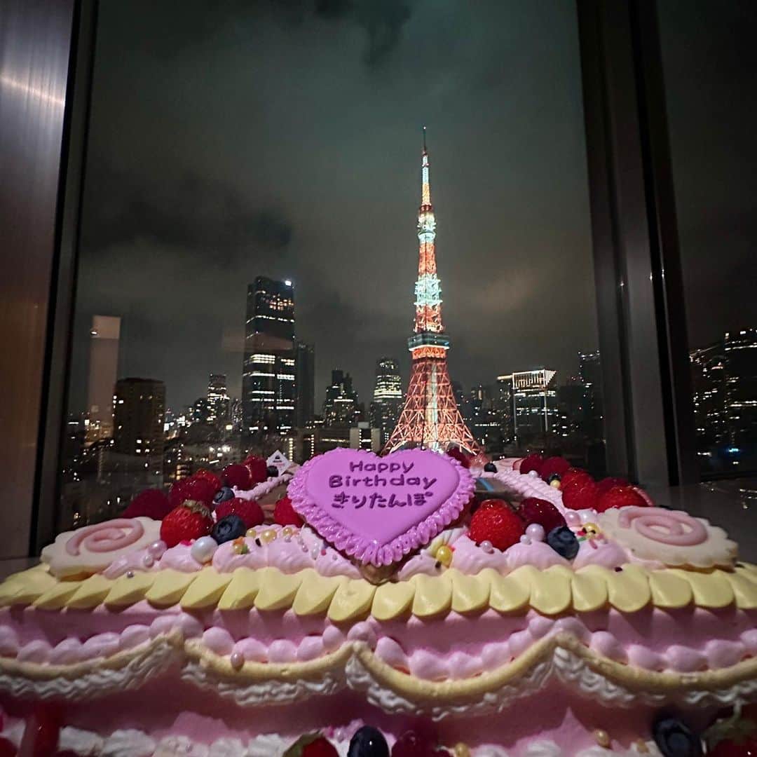 きりたんぽさんのインスタグラム写真 - (きりたんぽInstagram)「みんなのおかげで幸せな 誕生日を迎えることが出来ました☺️🎂  東京タワーってね、辛い時や悲しい時に 心の支えになってくれたみんなと重なるんだよ🗼‎🤍  だからそんな東京タワーのそばでお誕生日を 迎えることができて幸せです☺️✨  みんながいてくれたからこうして 前を向いて、また歩き出すことができて、 こんな素敵なお誕生日を迎えられました🎂 感謝でいっぱいです🥰  LINE、DM、ストーリー、Twitter 沢山のお祝いメッセージひとつひとつ大切に 読ませていただいてます✉🫧  とっても嬉しくて泣けてきます😢  みんながいてくれて本当に幸せだよ みんな生まれてきてくれてありがとう🥰 一緒に素敵な一年にしようね✨」8月16日 19時14分 - kiritampopopo