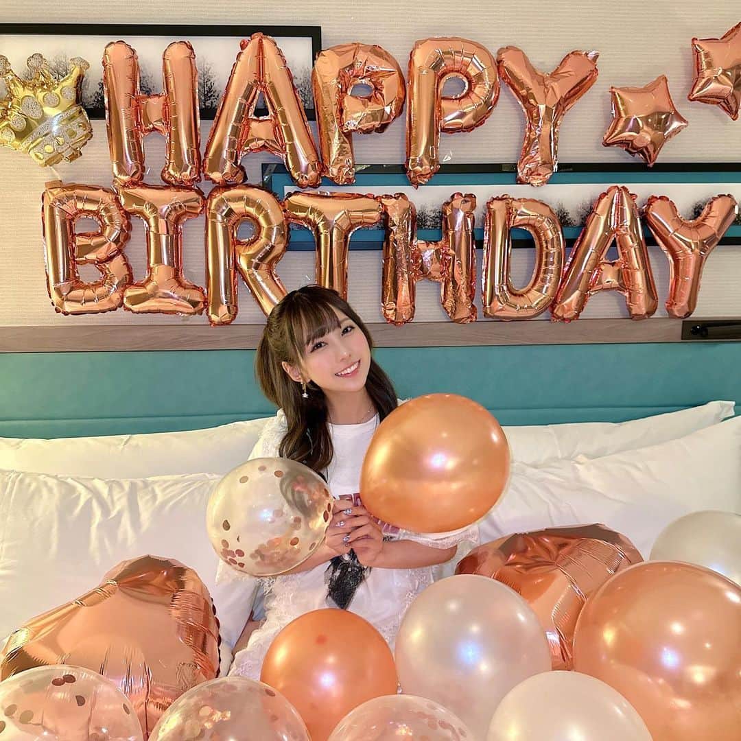 きりたんぽのインスタグラム：「みんなのおかげで幸せな 誕生日を迎えることが出来ました☺️🎂  東京タワーってね、辛い時や悲しい時に 心の支えになってくれたみんなと重なるんだよ🗼‎🤍  だからそんな東京タワーのそばでお誕生日を 迎えることができて幸せです☺️✨  みんながいてくれたからこうして 前を向いて、また歩き出すことができて、 こんな素敵なお誕生日を迎えられました🎂 感謝でいっぱいです🥰  LINE、DM、ストーリー、Twitter 沢山のお祝いメッセージひとつひとつ大切に 読ませていただいてます✉🫧  とっても嬉しくて泣けてきます😢  みんながいてくれて本当に幸せだよ みんな生まれてきてくれてありがとう🥰 一緒に素敵な一年にしようね✨」