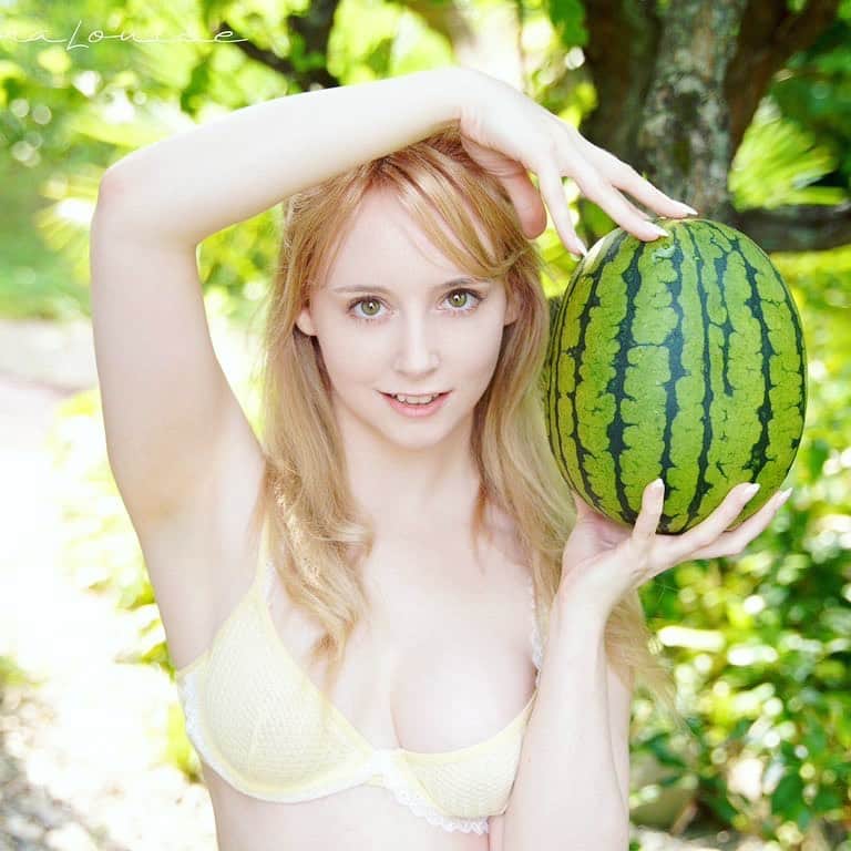 ジェマ・ルイーズのインスタグラム：「一緒にスイカ割りをしませんか？🍉」
