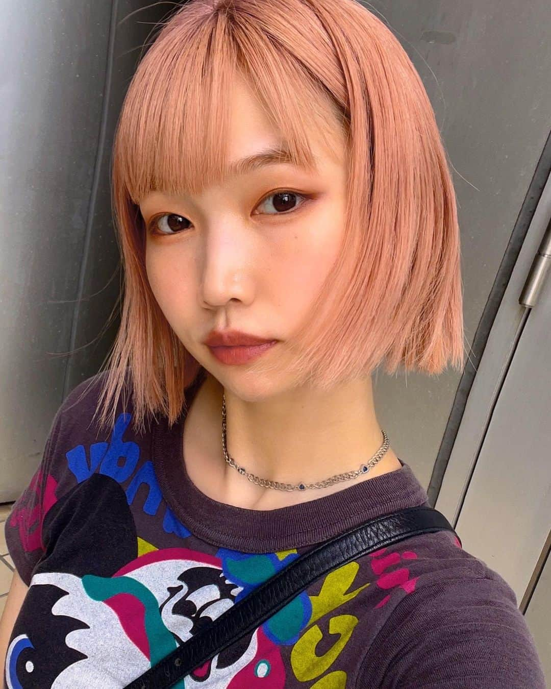 青空フミのインスタグラム：「ちびT求めてたら 子供服140サイズにたどり着いた👚  青山あたりを1人でぷらぷら 歩く時間があって リフレッシュ日だった！ 整体と鍼で整えてきたよ🔥 感謝🙇‍♀️本当に🙇‍♀️  通い続けて行くから 変化楽しみにしてねん！  鍼は、この投稿見たっていうと 60分コースが1000円引きになるよ！ @quinbelle_omotesando    #ファッション #オシャレ #セットアップ #セットアップコーデ #likesforlike #loveislove #japanesegirl #japan #アウター #古着　#古着コーデ  #ダメージジーンズ #ちびt #ピンク髪 #派手髪」